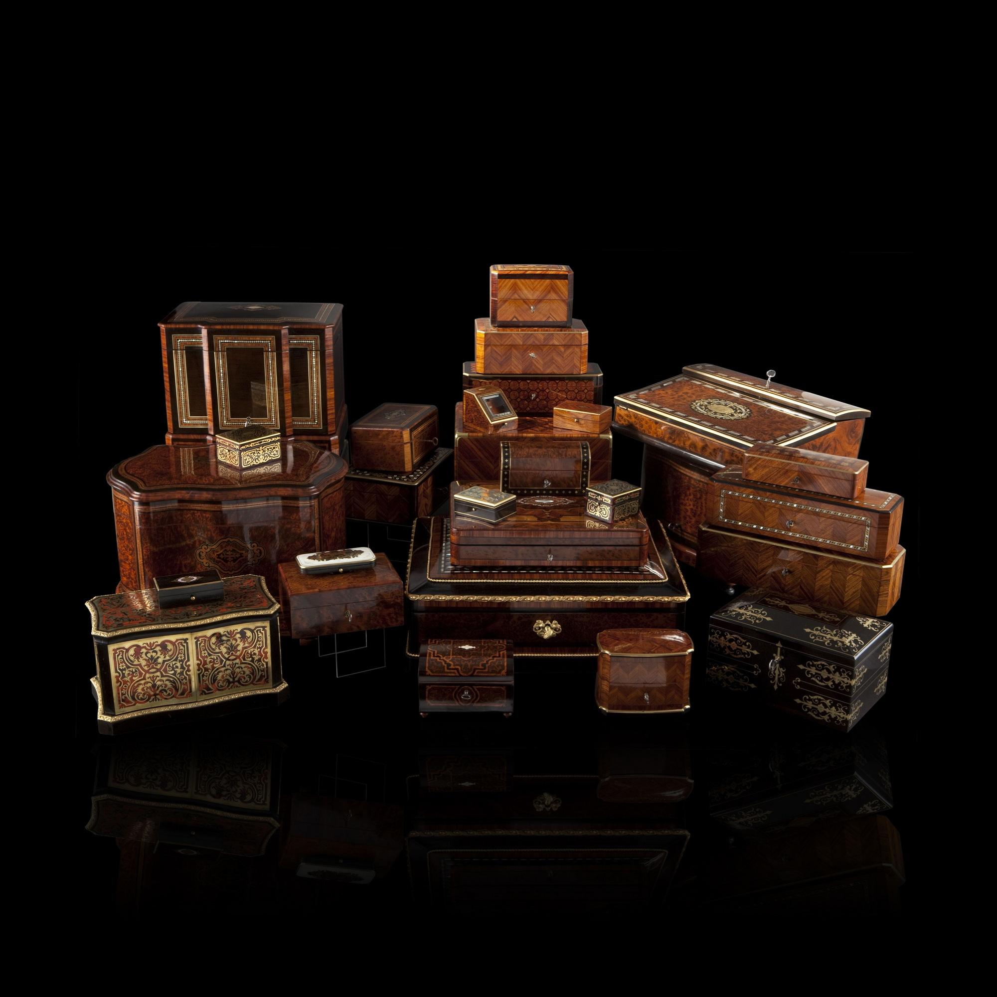 Museal Tahan-Paris Perfume Box, Herringbone Pattern Veneer and Crystal Bottles For Sale 8
