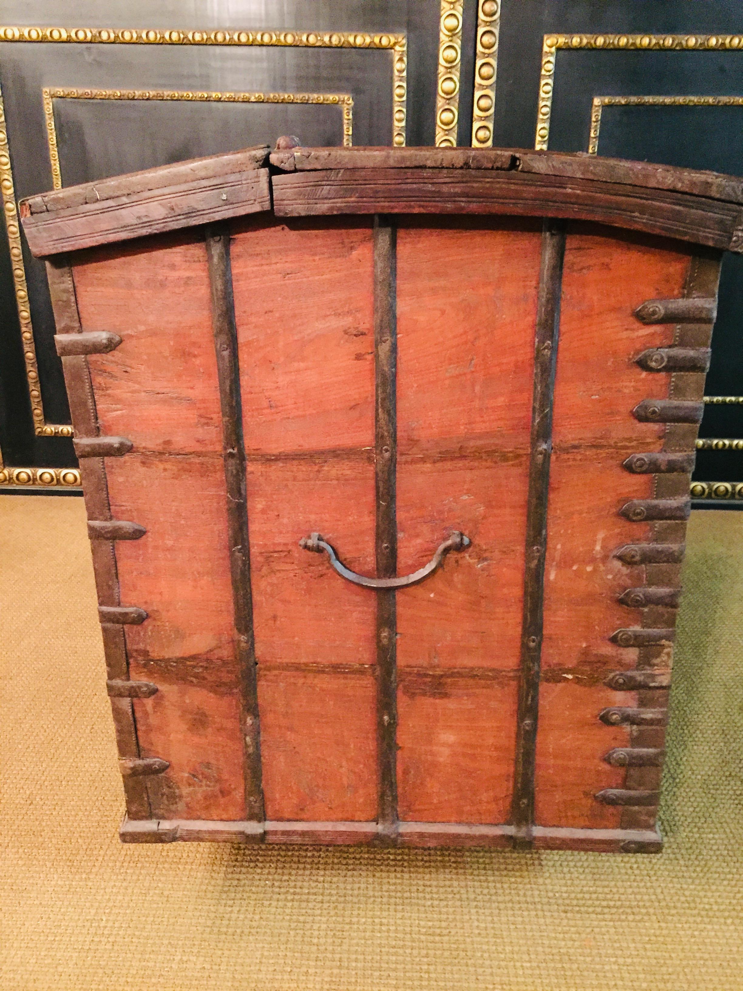 Museale Antique Flat-Top Chest, circa 16th-17th Century 4