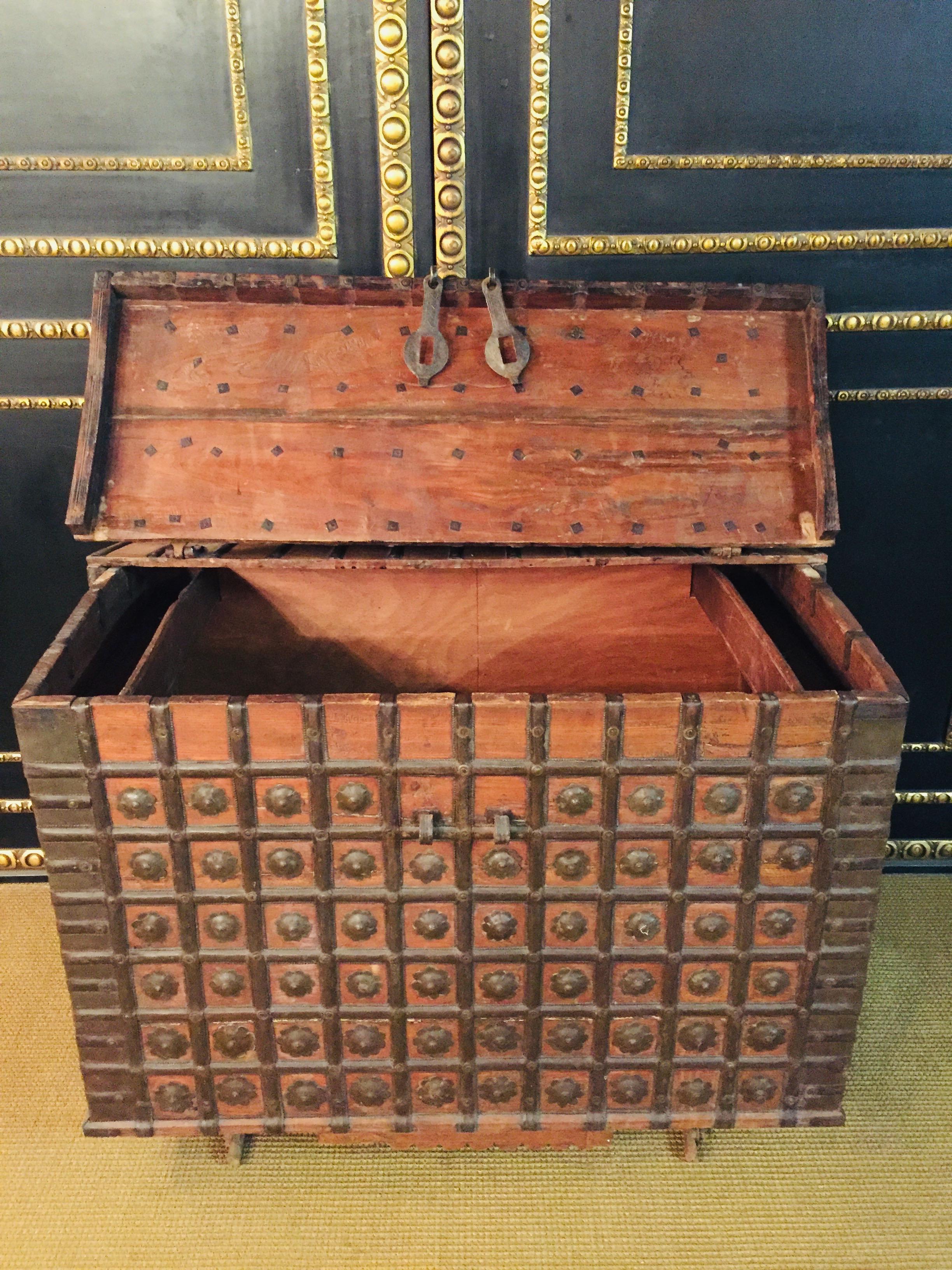 Museale Antique Flat-Top Chest, circa 16th-17th Century In Good Condition In Berlin, DE