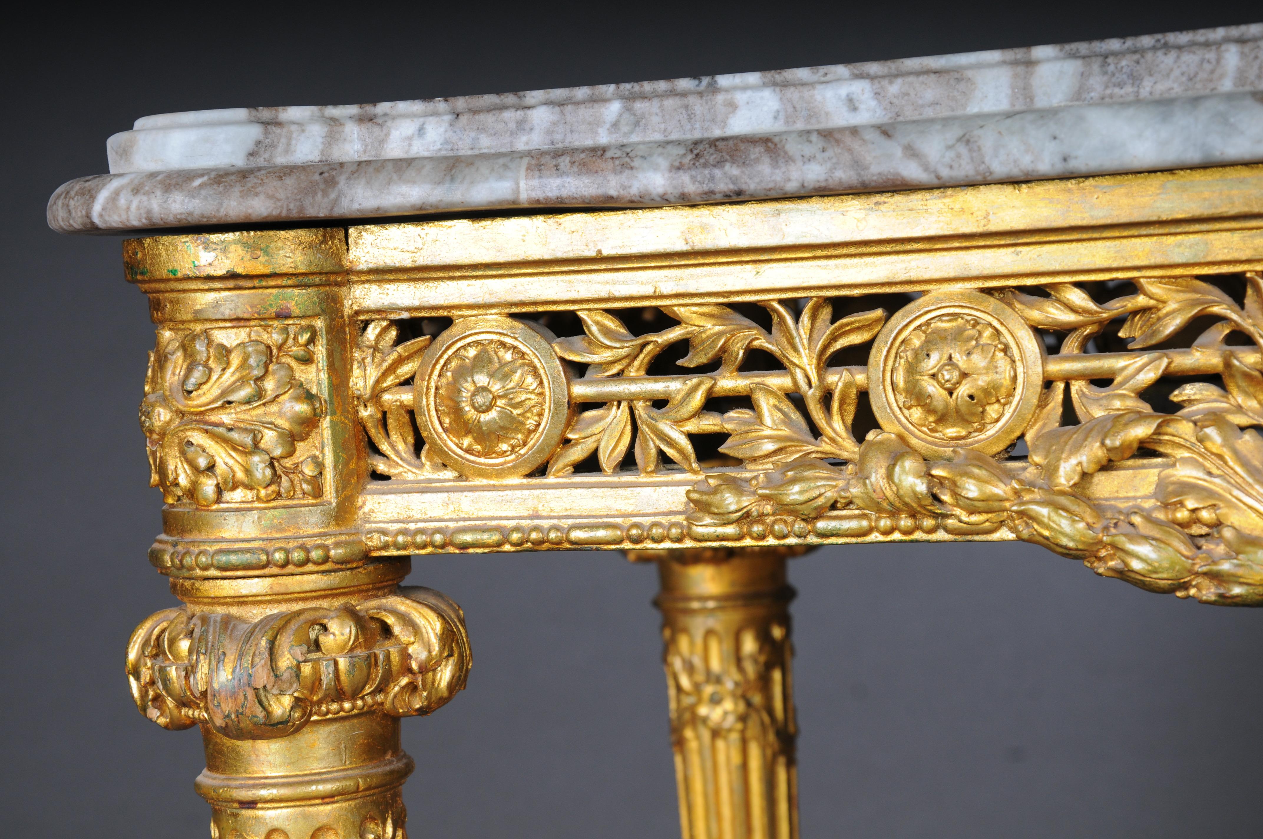 Mesa de centro/consola antigua de museo dorada con mármol hacia 1860, París Dorado en venta