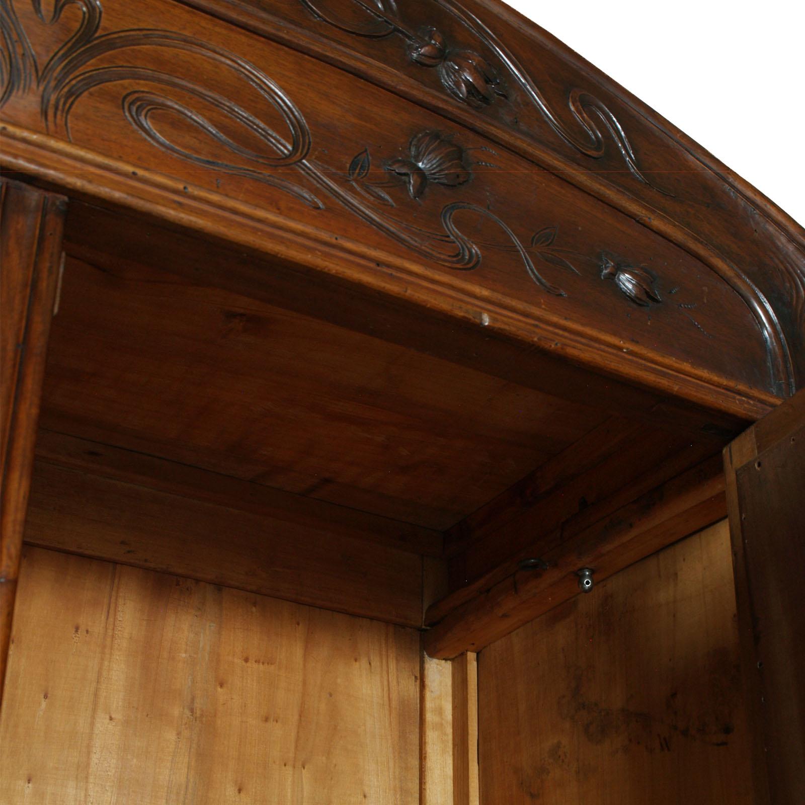 Art Nouveau, Wardrobe , Chest of Drawers by Vincenzo Cadorin Venezia in Walnut  For Sale 5