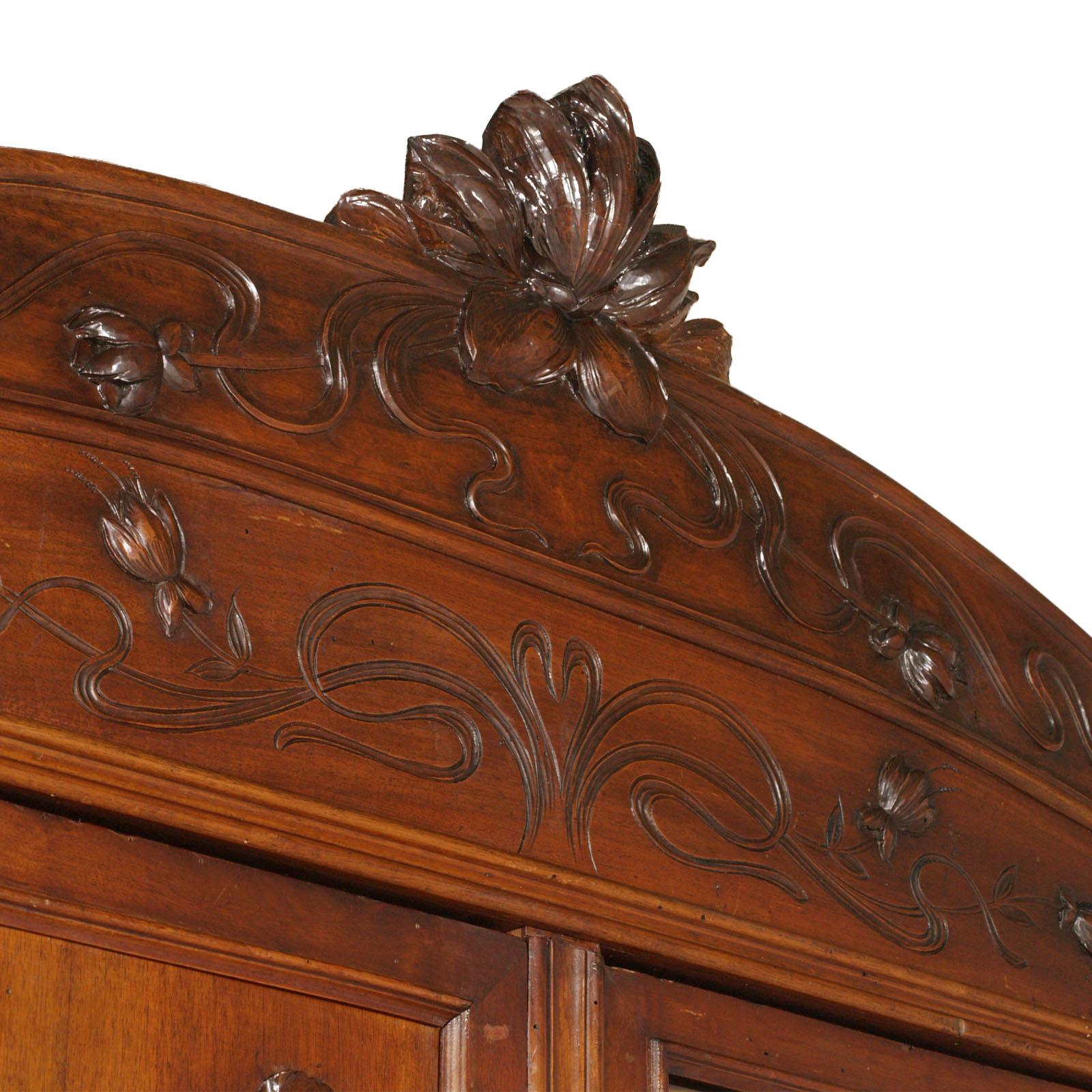 This important chest of drowers, wardrobe, in solid walnut, is masterfully carved by hand by the great sculptor artist Vincenzo Cadorin and his Atelier performers: floral motifs and classic art nouveau shapes, carved and embossed
All original and