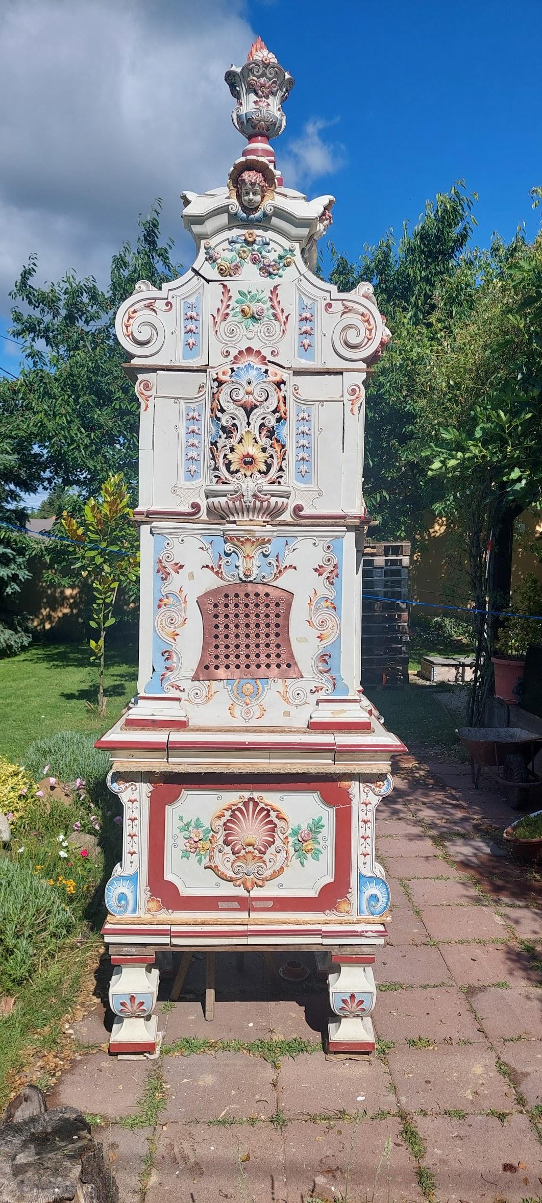 Extraordinaria estufa de cerámica esmaltada, probablemente fabricada por Villeroy & Boch en Alemania a finales del siglo XIX.
Una auténtica obra maestra del arte aplicado que combina la grandeza arquitectónica con el refinamiento decorativo,