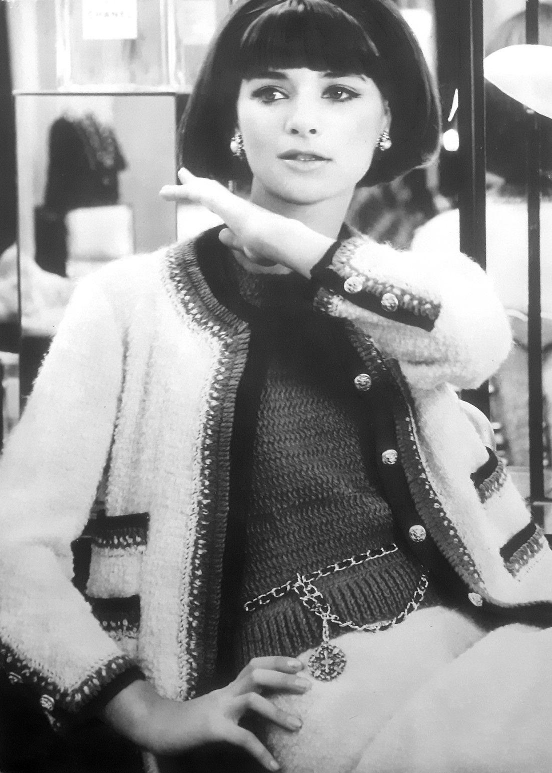 Museum Chanel 1964 Haute Couture Coco Gabrielle Ecru Tweed Gold Lion Jacke Damen im Angebot