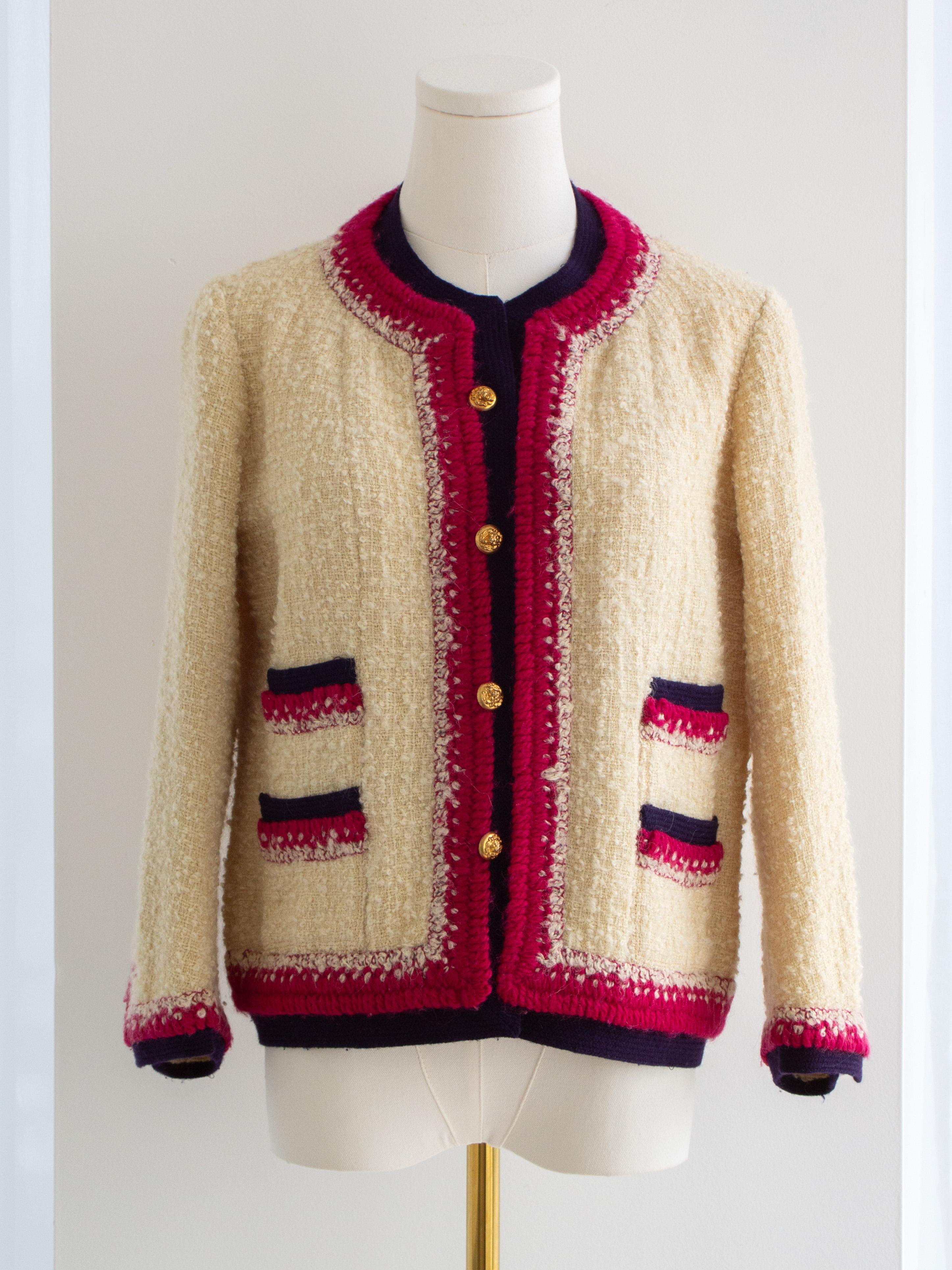 Museum Chanel 1964 Haute Couture Coco Gabrielle Ecru Tweed Gold Lion Jacke im Angebot 2