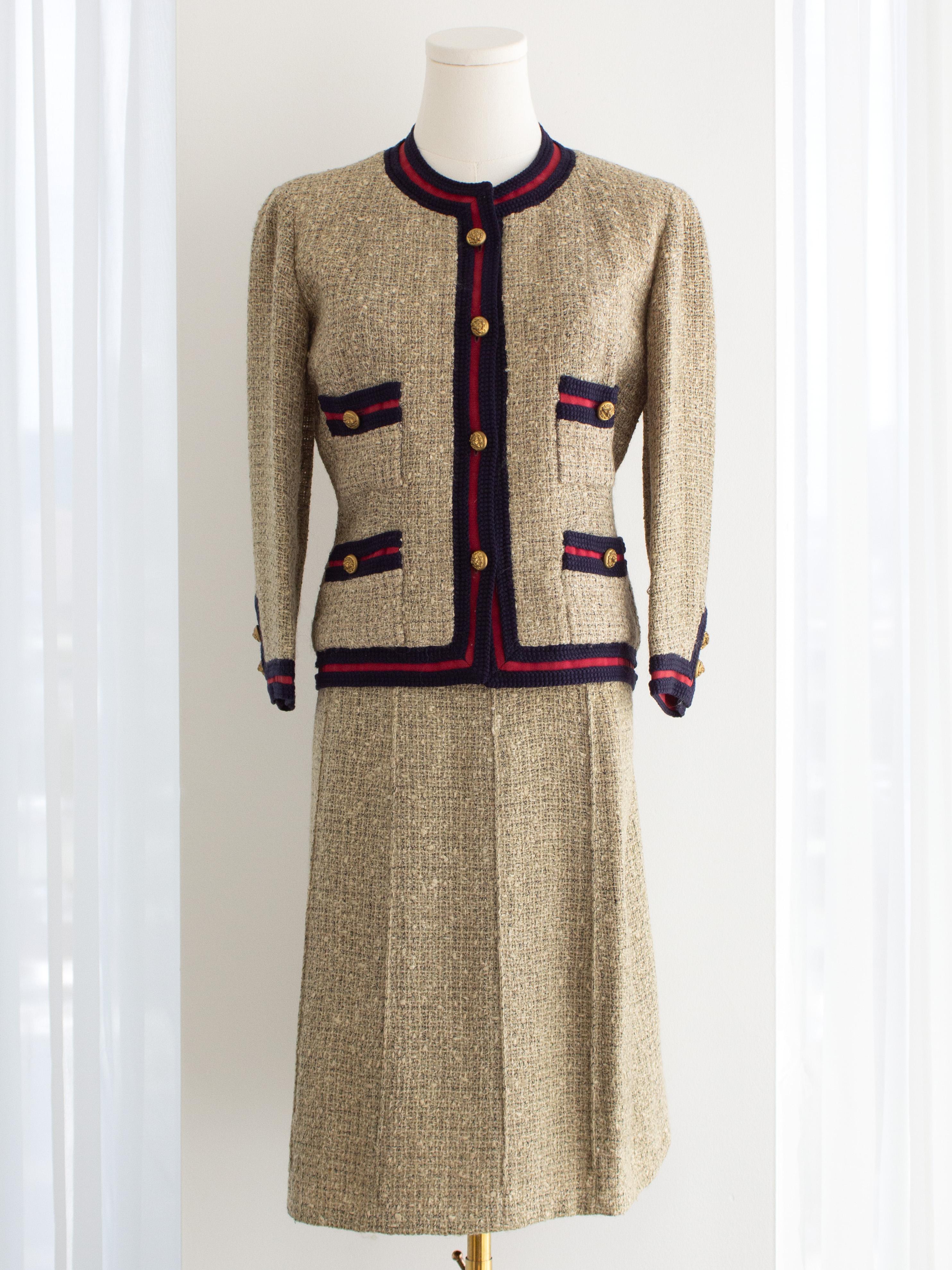 Museum Chanel Haute Couture 1961 Coco Beige Red Blue Tweed Jacket Skirt Suit For Sale 2