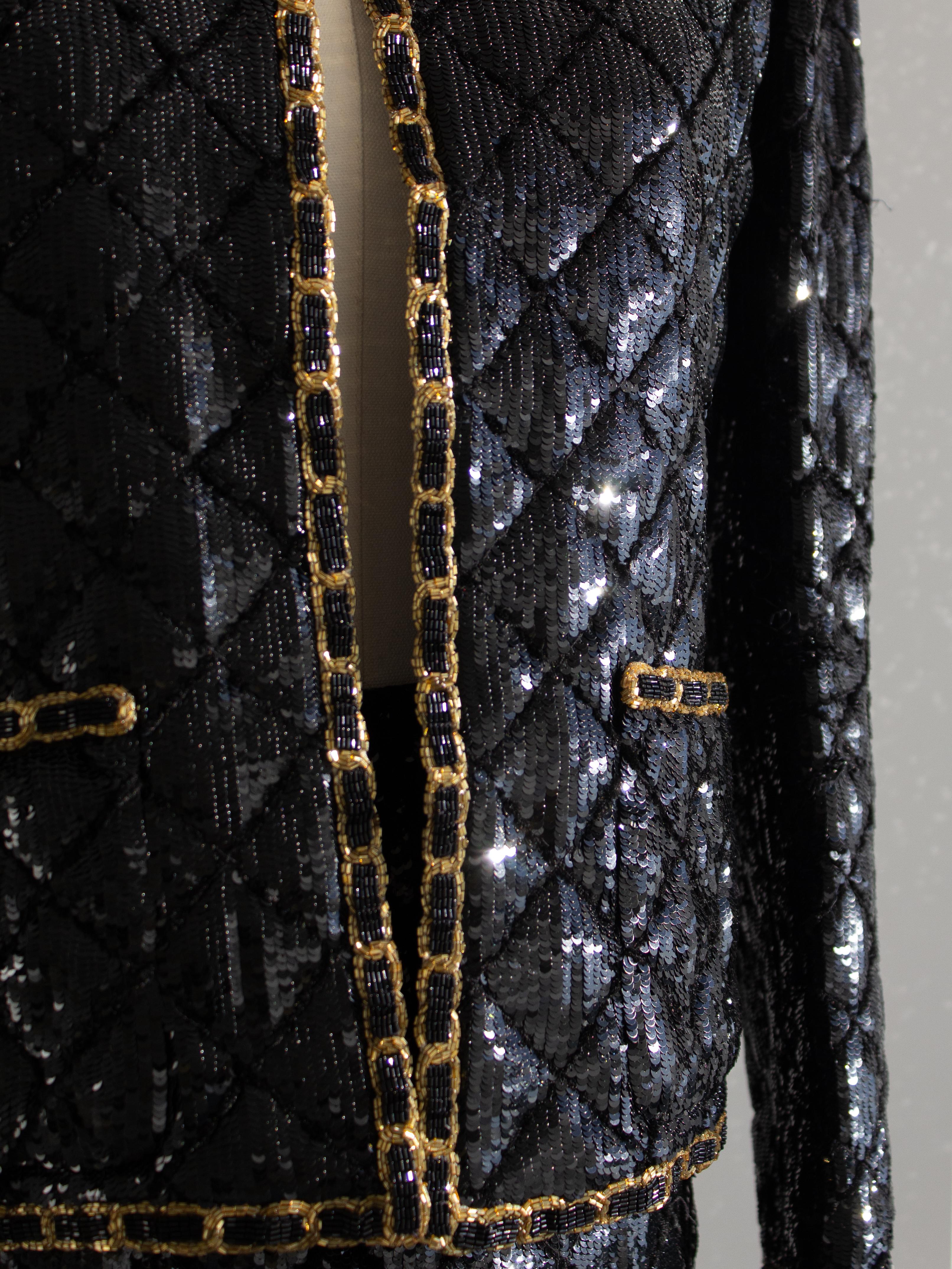 Museum Chanel Haute Couture H/W 1986 Schwarz Gold Pailletten Lesage Jacke Rock Anzug im Angebot 11
