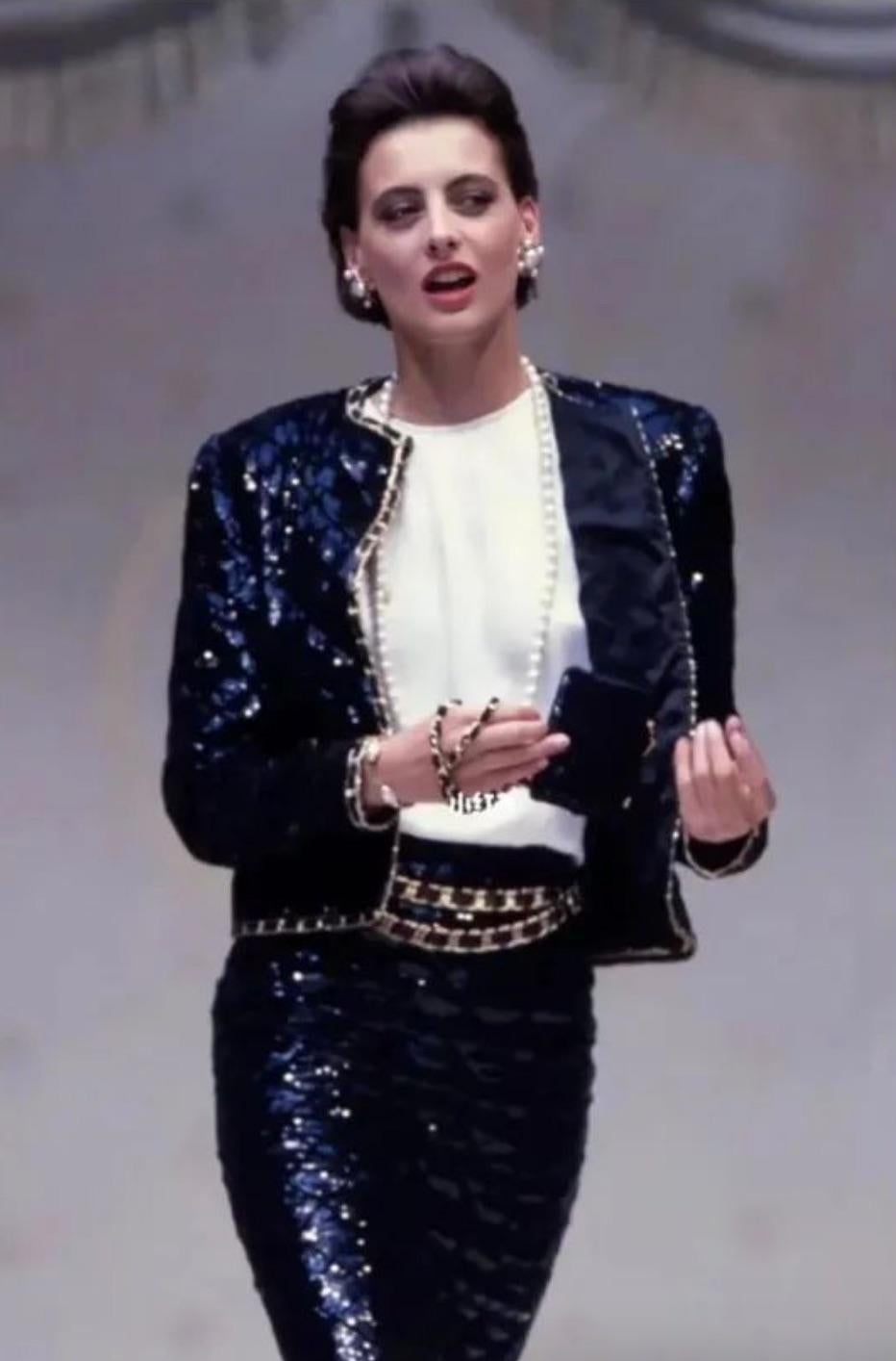 Museum Chanel Haute Couture H/W 1986 Schwarz Gold Pailletten Lesage Jacke Rock Anzug im Angebot 1