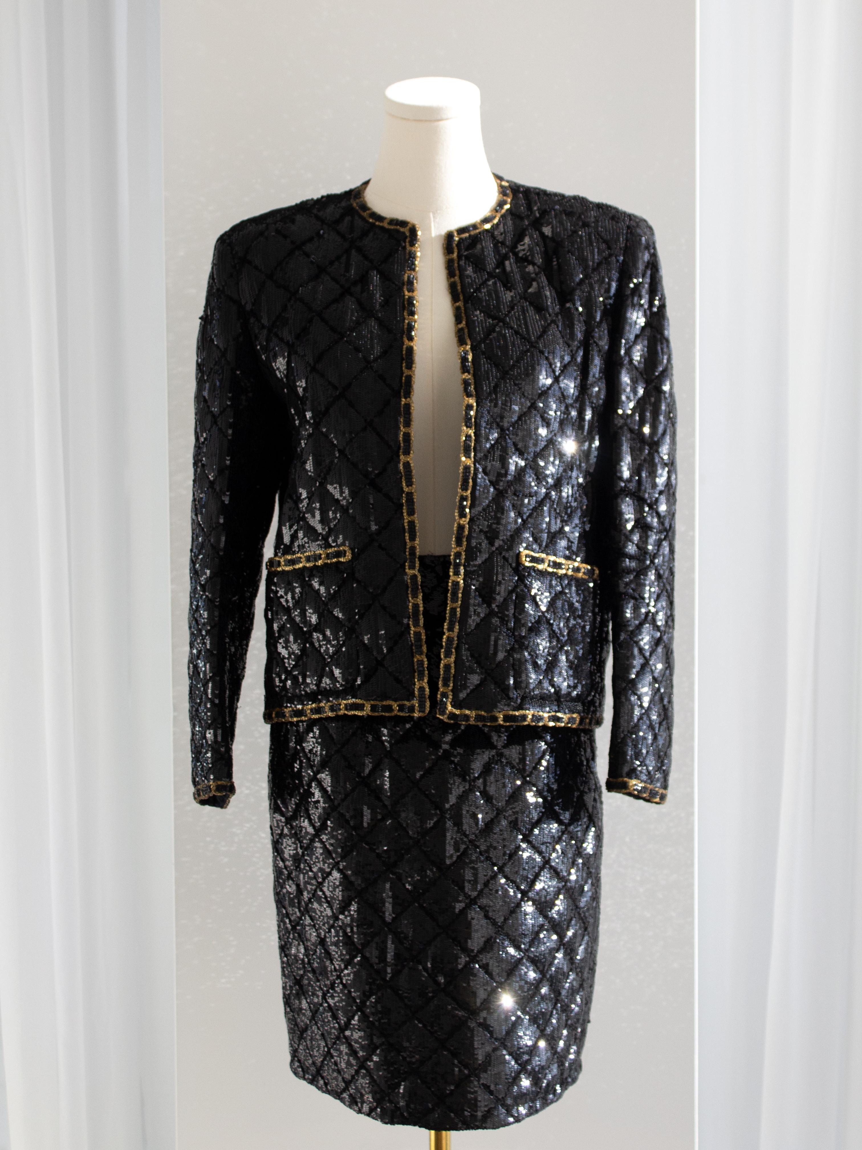 Museum Chanel Haute Couture H/W 1986 Schwarz Gold Pailletten Lesage Jacke Rock Anzug im Angebot 4