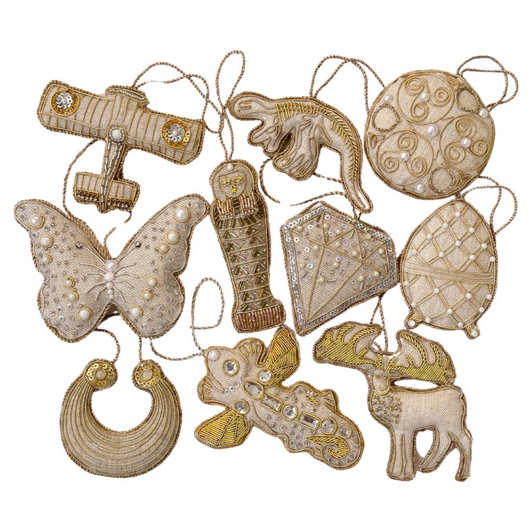 https://a.1stdibscdn.com/museum-collection-luxury-christmas-tree-ornaments-set-of-10-vintage-irish-linen-for-sale/f_49591/f_332772321695397581608/f_33277232_1695397583252_bg_processed.jpg?width=768