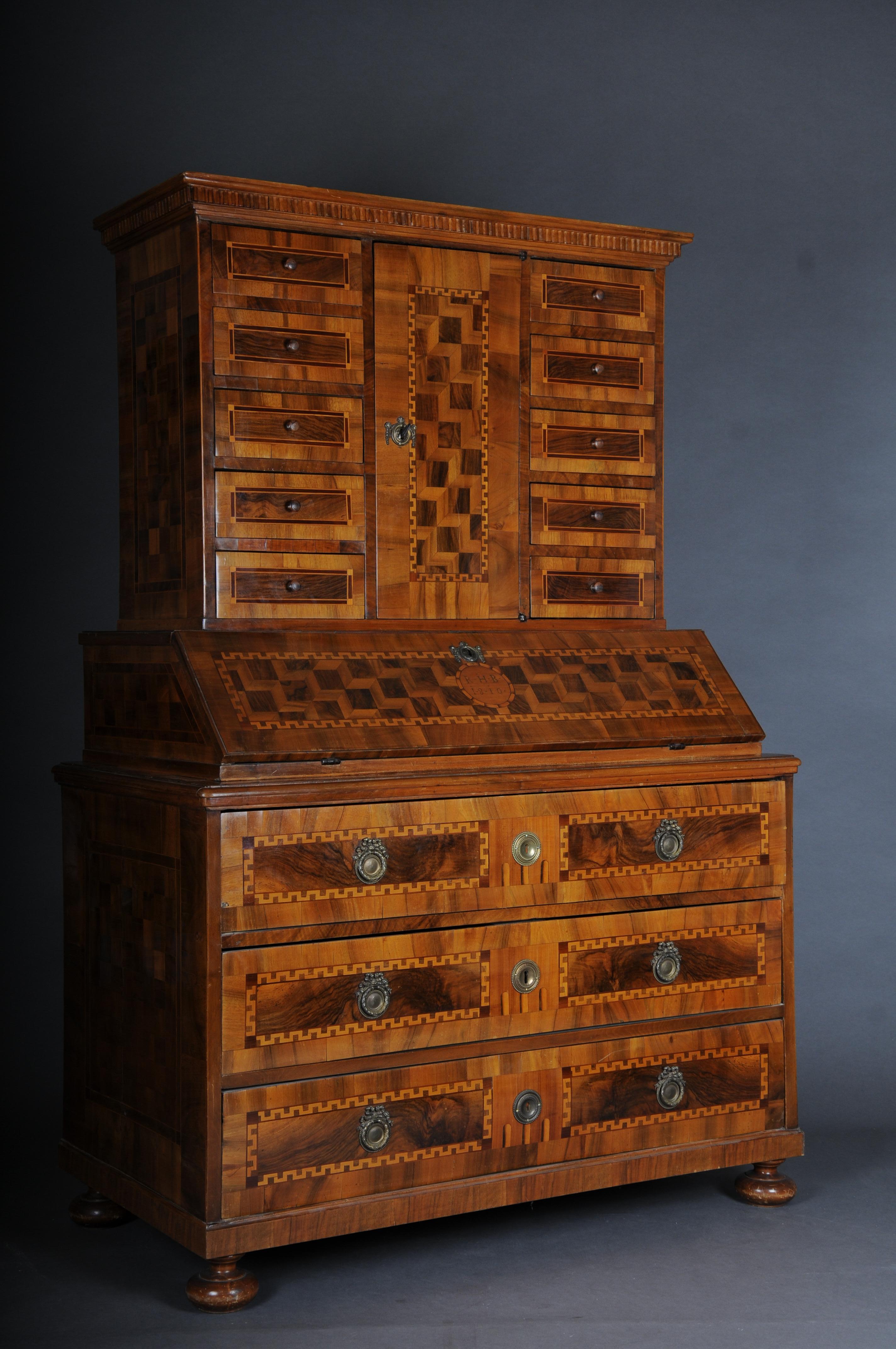 Museum essay/tabernacle around 1810, walnut.

Extremely rare and high-quality tabernacle with very elaborate and rich inlaid marquetry in walnut/root veneer on fir wood.
High construction consisting of 3 elements. The tabernacle has many drawers
