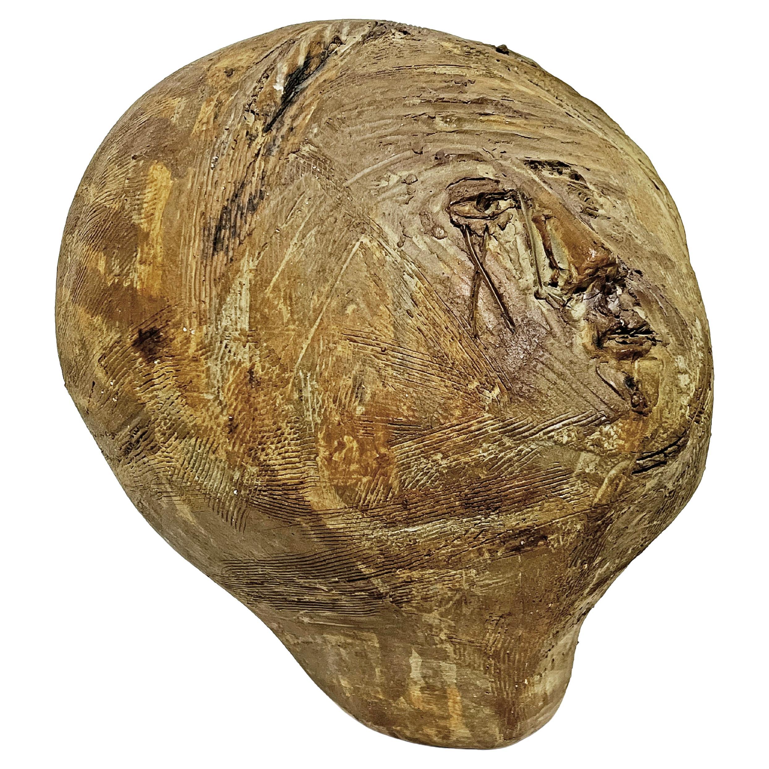 Espressiva scultura in gres di Susan C. Newman, datata 1962. Questo pezzo è stato esposto insieme alle opere di altri noti ceramisti modernisti come Peter Voulkos, Ken Ferguson, Toshiko Takaezu, ecc. alla 22° Ceramic National Exhibition presso