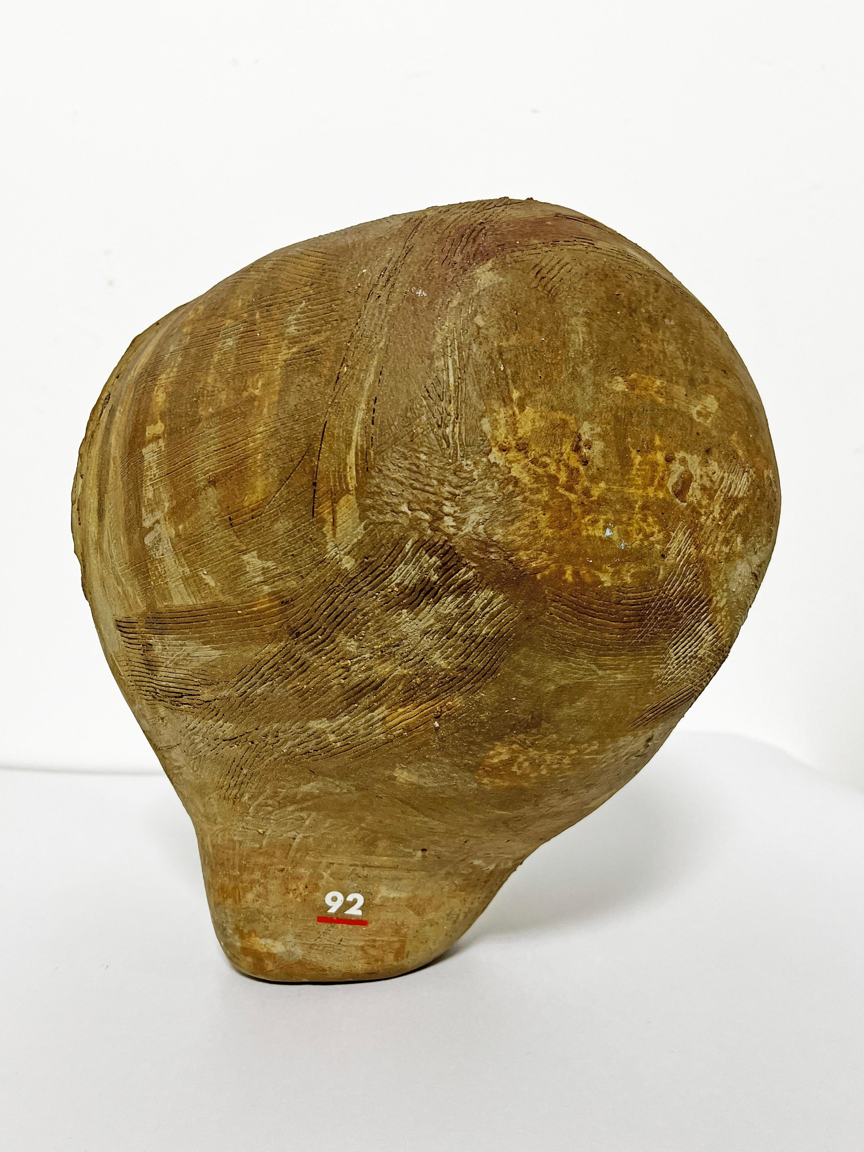 Metà XX secolo Scultura in Studio Pottery in gres esposta al museo di Susan Newman, D. A. 1962 in vendita