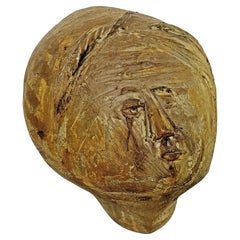 Scultura in Studio Pottery in gres esposta al museo di Susan Newman, D. A. 1962