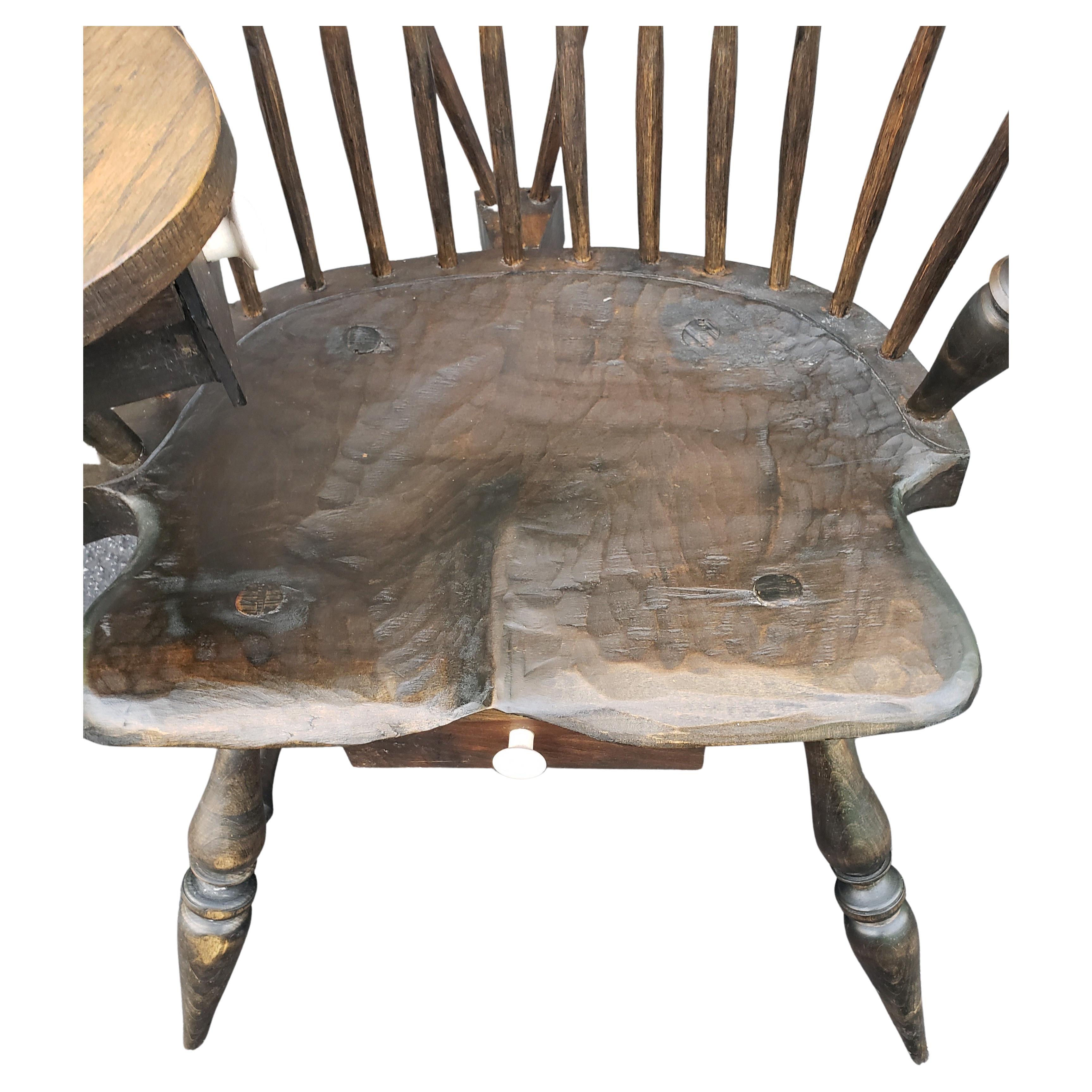 Chaise/bureau Windsor à 2 tiroirs en chêne sculpté de qualité muséale, vers les années 1890 en vente 3