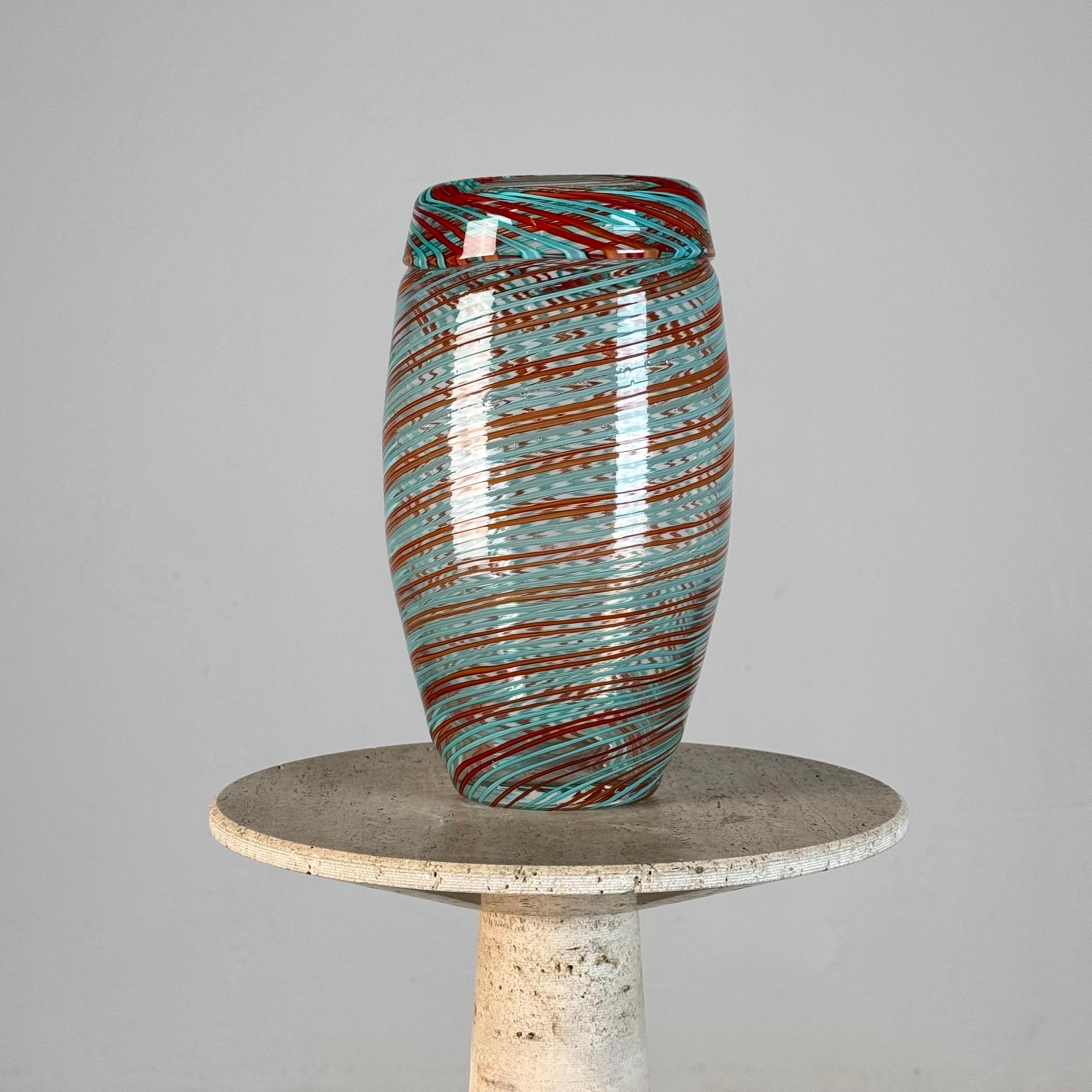 Un vase extraordinaire et historiquement important en verre de Murano par Aureliano Toso, datant de 1939, qui illustre l'une des techniques de verrerie les plus exigeantes et les plus visuellement frappantes de l'avant-guerre : la lavorazione a