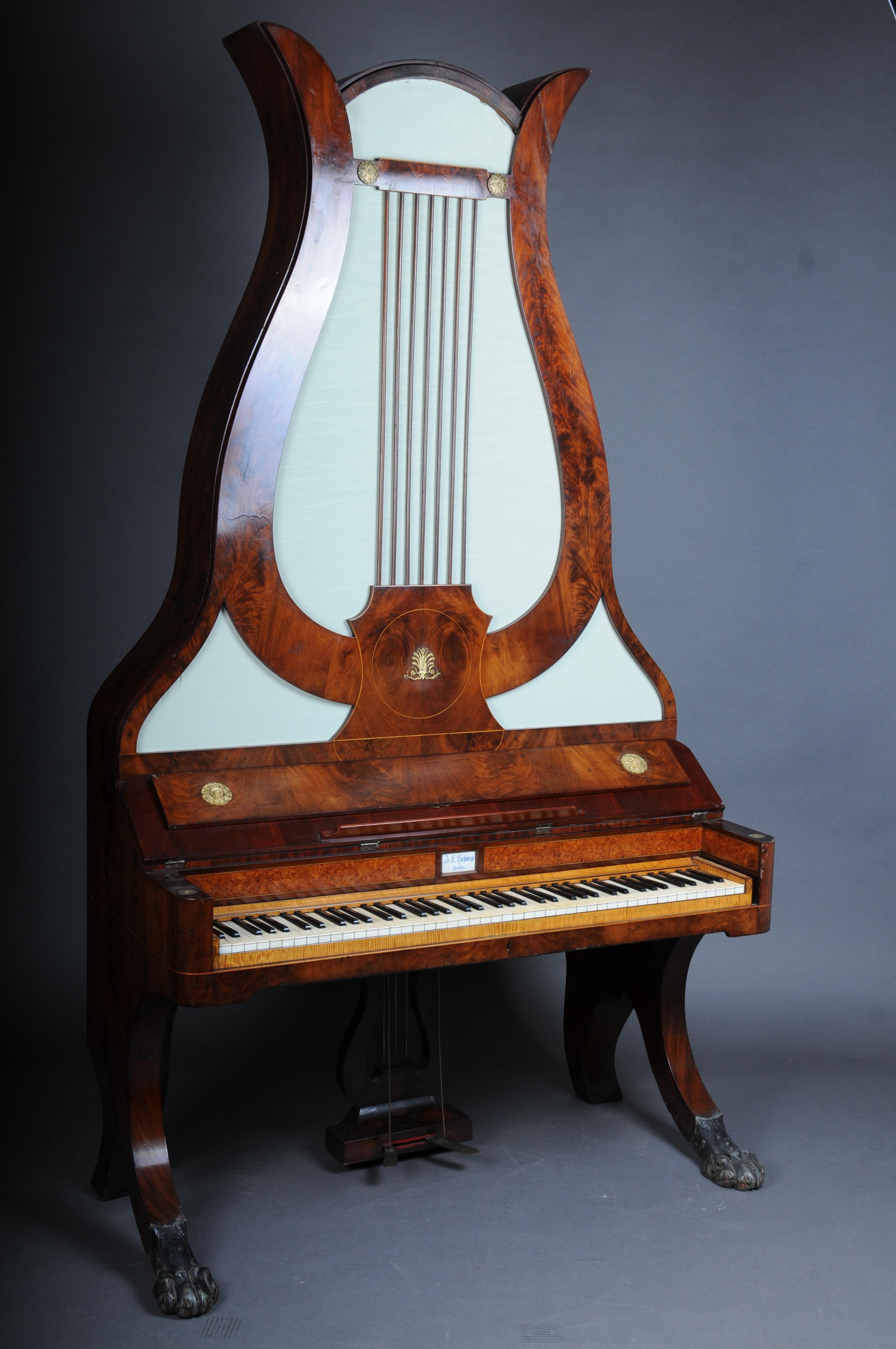 Lyre piano attributed to Johann Christian Schleip, Berlin, around 1825, case veneered with mahogany, upper part in the form of a large lyre with 7 wooden sides (lyre), cover and cheeks made of mahogany with decorative strings, keyboard,

Johann