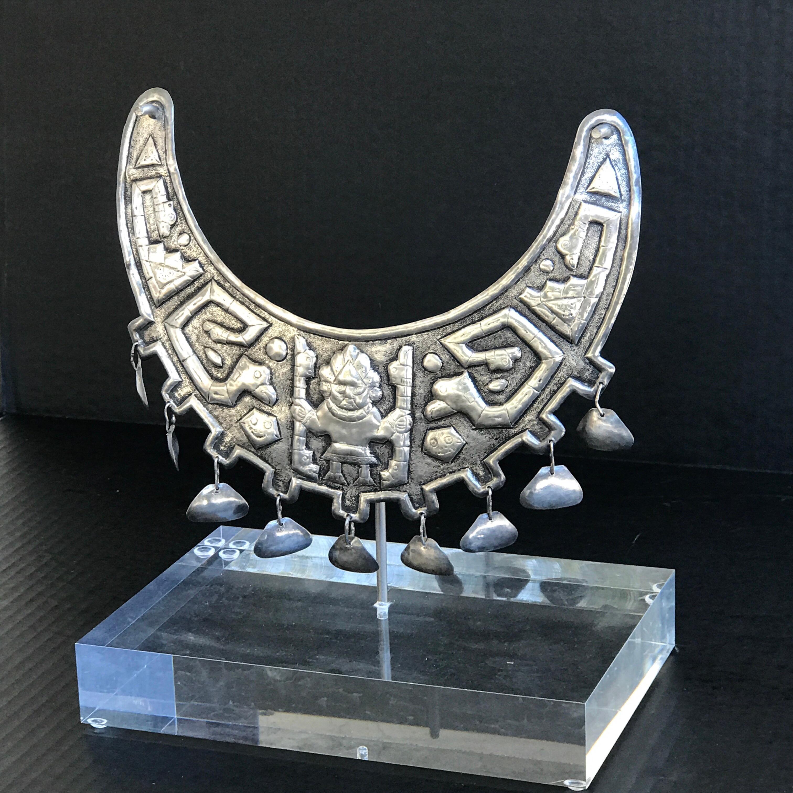 Collier en argent inca ou sipan monté dans un musée, copie du 20e siècle d'un collier original porté par un 
