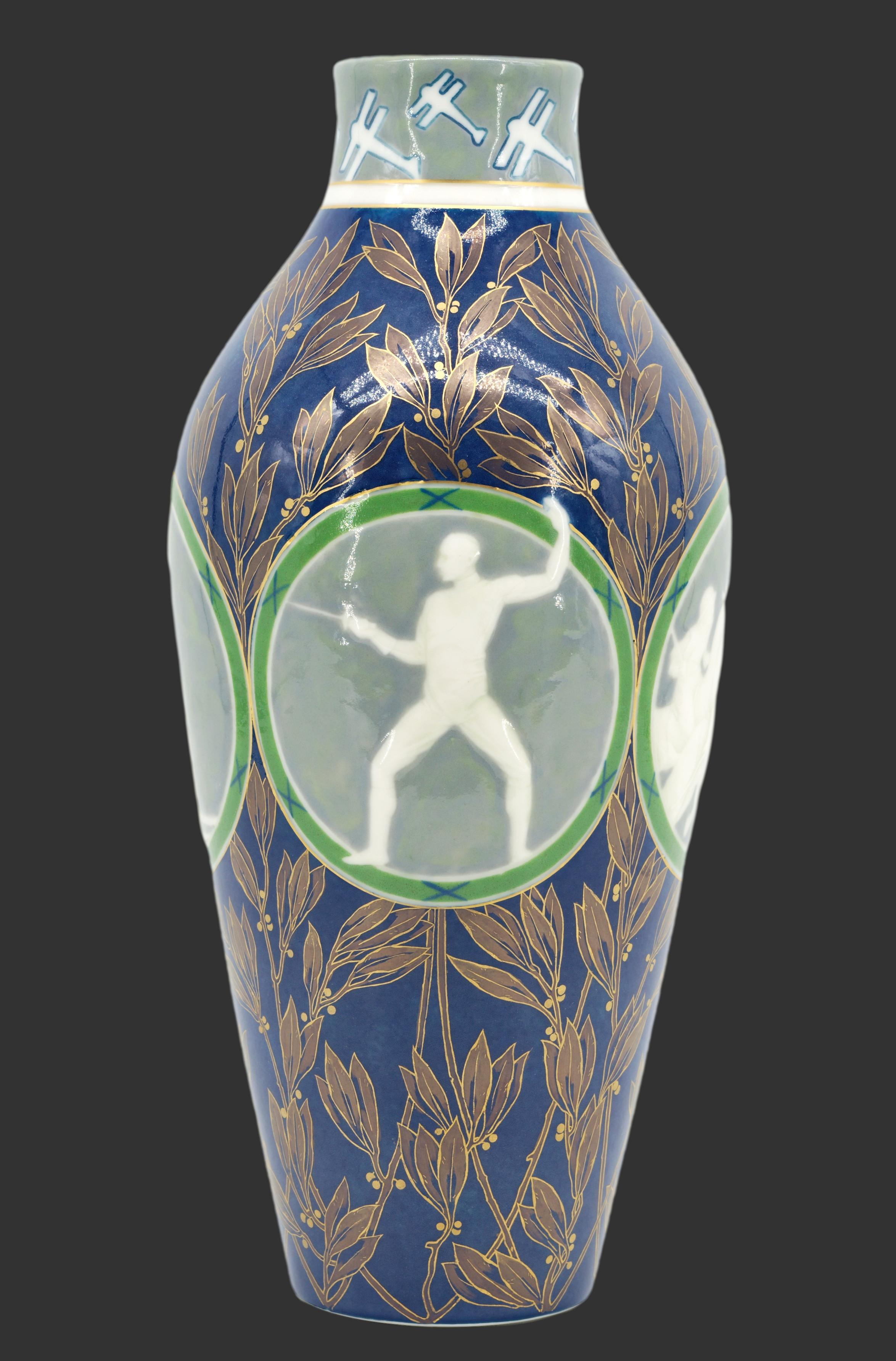 Goldmedaillenvase für die Olympischen Spiele 1924 in Paris von Octave Guillonnet und Emile Louis Bracquemond bei Manufacture Nationale de Sèvres, 1924. Höhe: 33,5cm (13,2