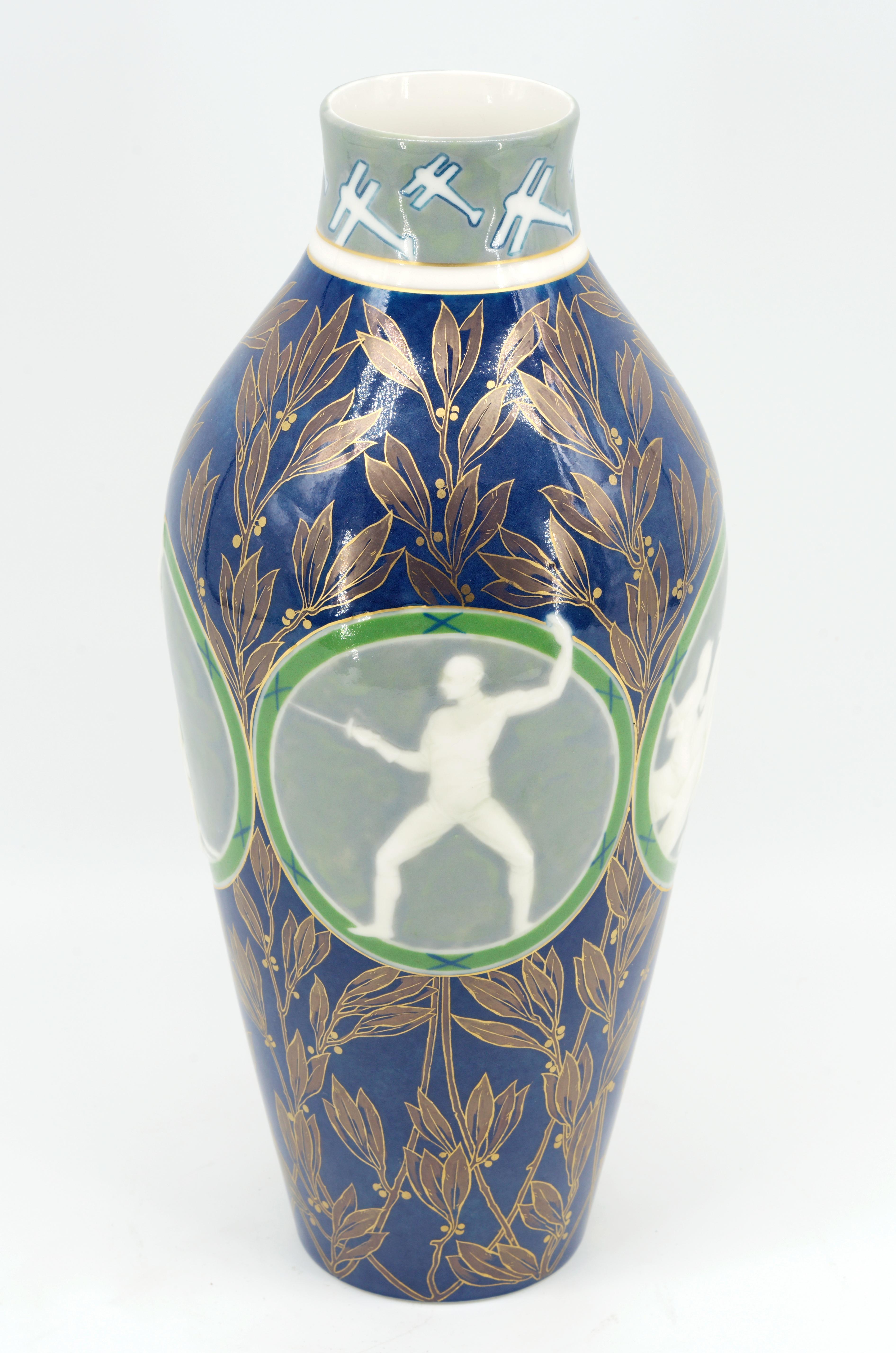 Museumsstück, SEVRES 1924 Paris Olympische Spiele Gold Medal Vase (Art déco) im Angebot