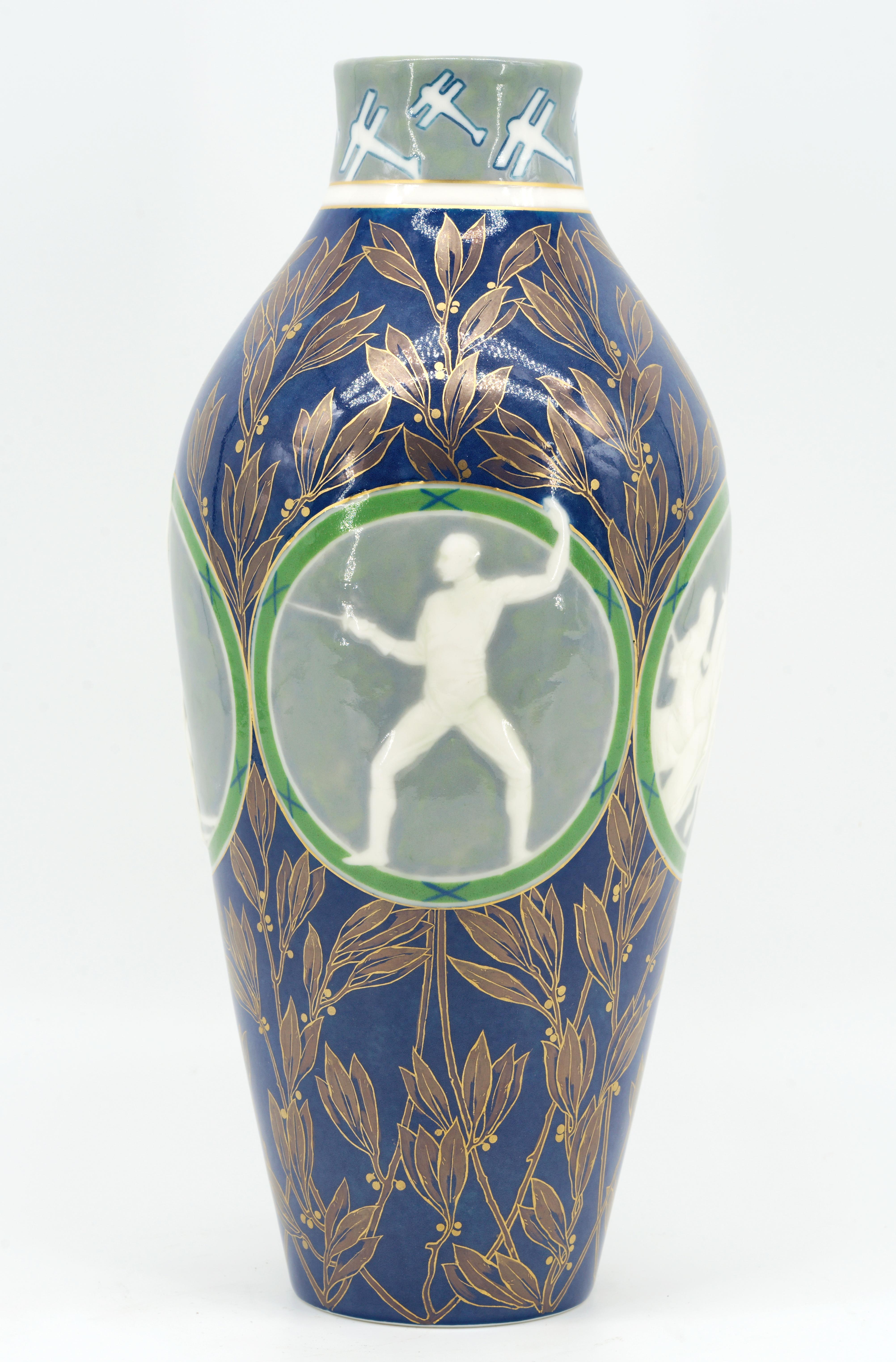 Museumsstück, SEVRES 1924 Paris Olympische Spiele Gold Medal Vase (Französisch) im Angebot