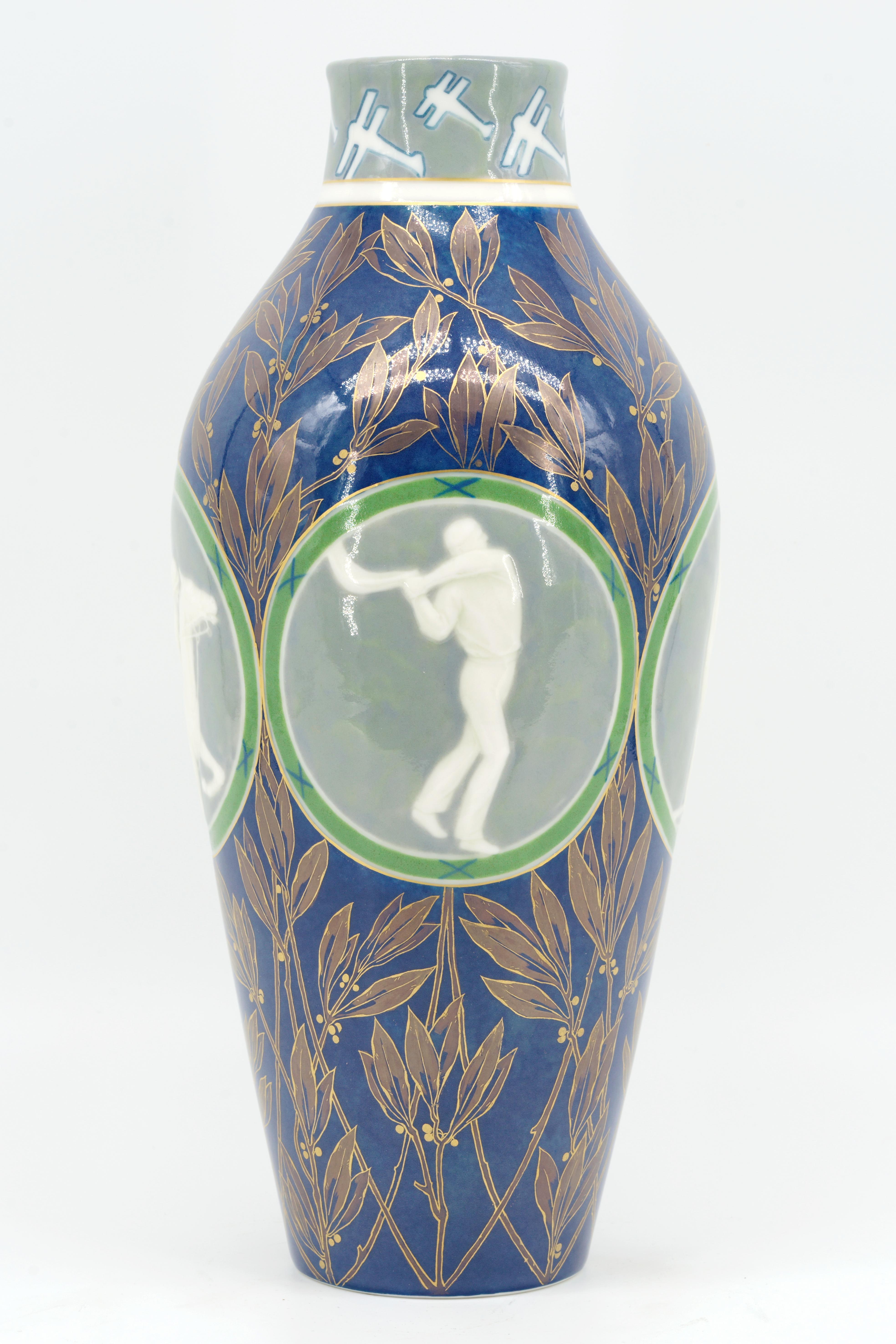 Museumsstück, SEVRES 1924 Paris Olympische Spiele Gold Medal Vase (Frühes 20. Jahrhundert) im Angebot