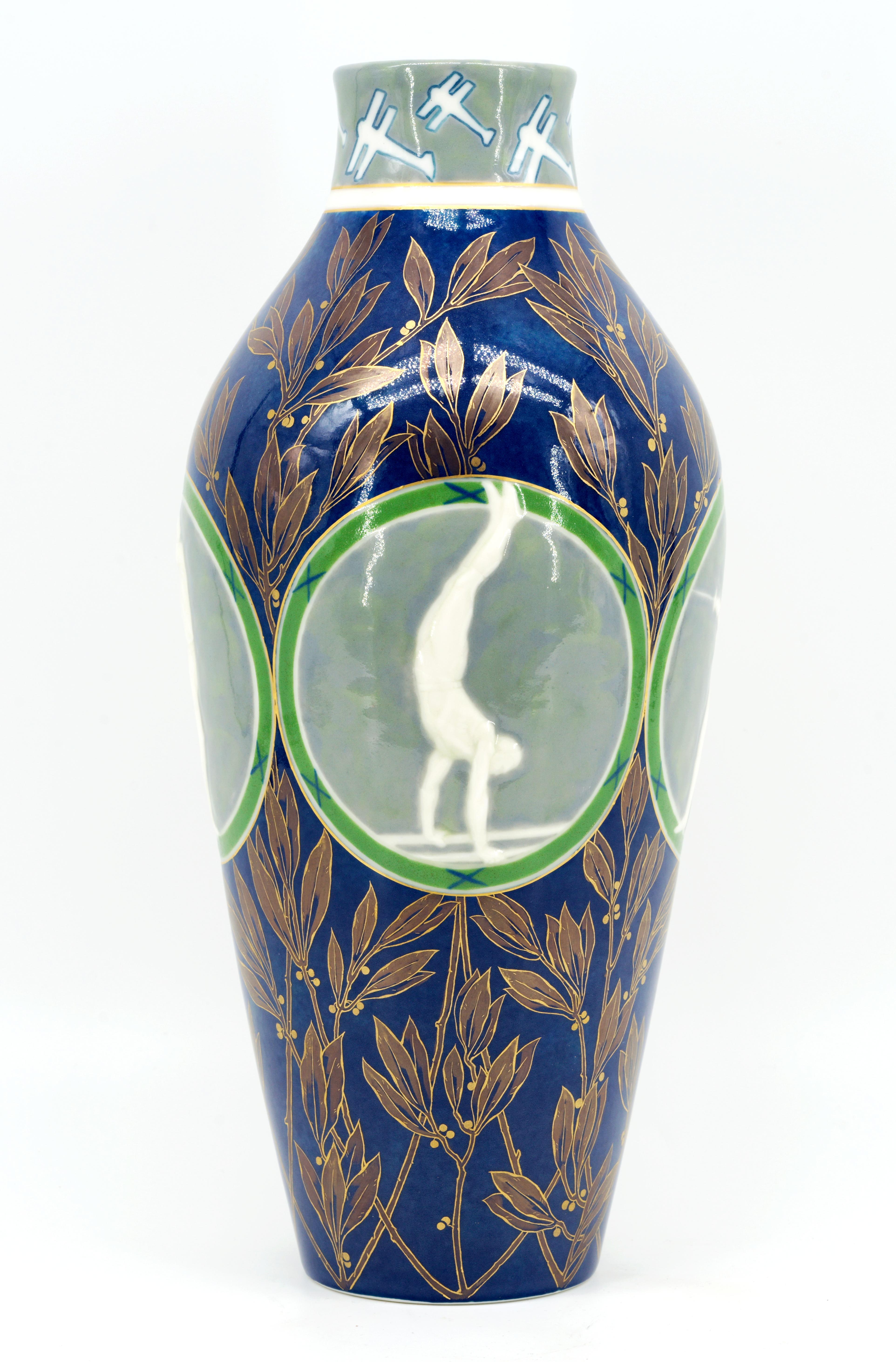 Museumsstück, SEVRES 1924 Paris Olympische Spiele Gold Medal Vase (Keramik) im Angebot