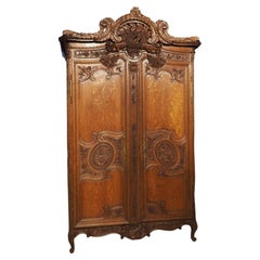 Armoire de mariage en chêne sculpté du 19ème siècle, de qualité muséale, originaire de Normandie, France