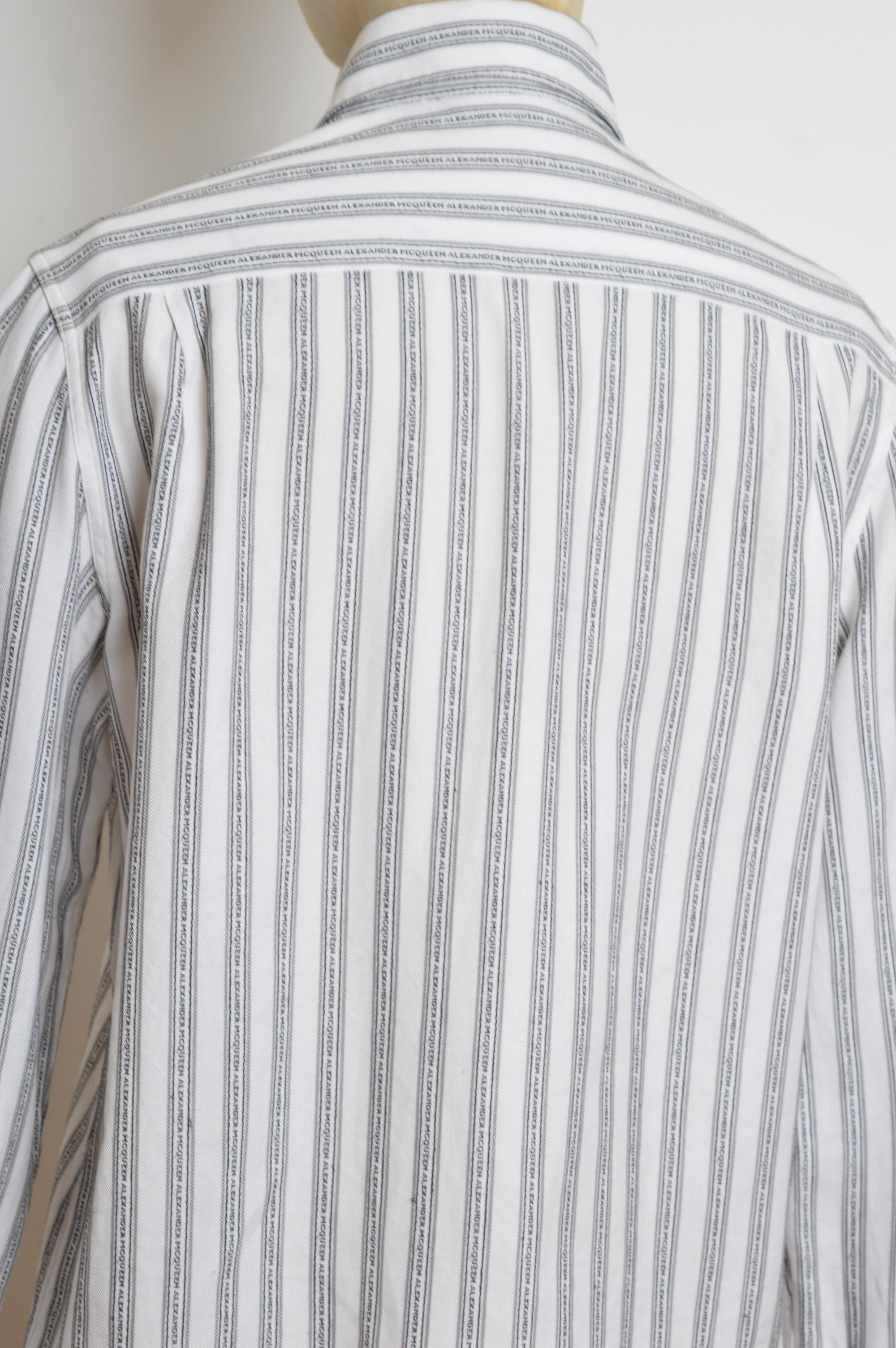 Calidad de museo Camisa de la firma Alexander McQueen a rayas con monograma C. 1997 en venta 5