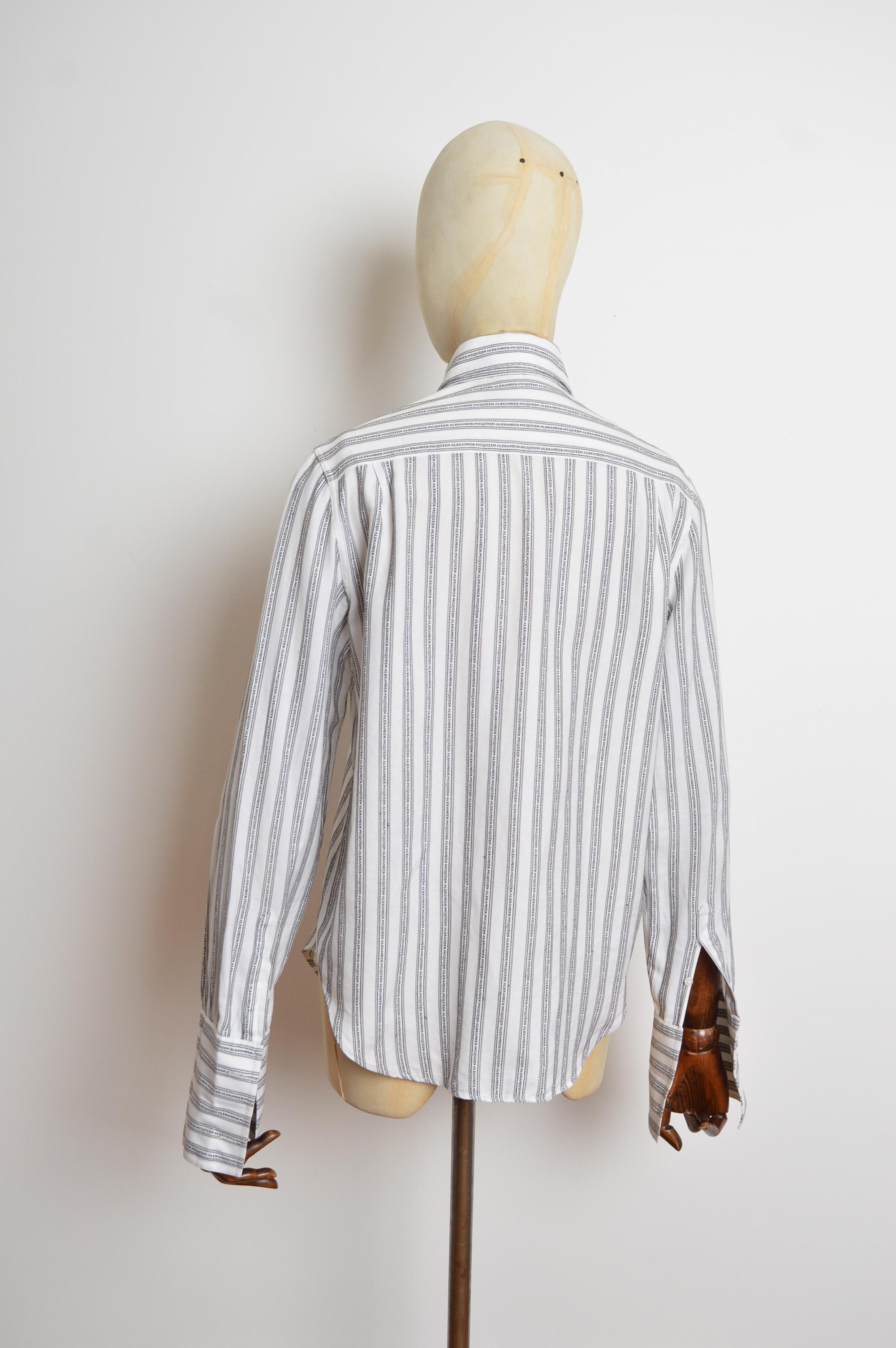 Calidad de museo Camisa de la firma Alexander McQueen a rayas con monograma C. 1997 en venta 6