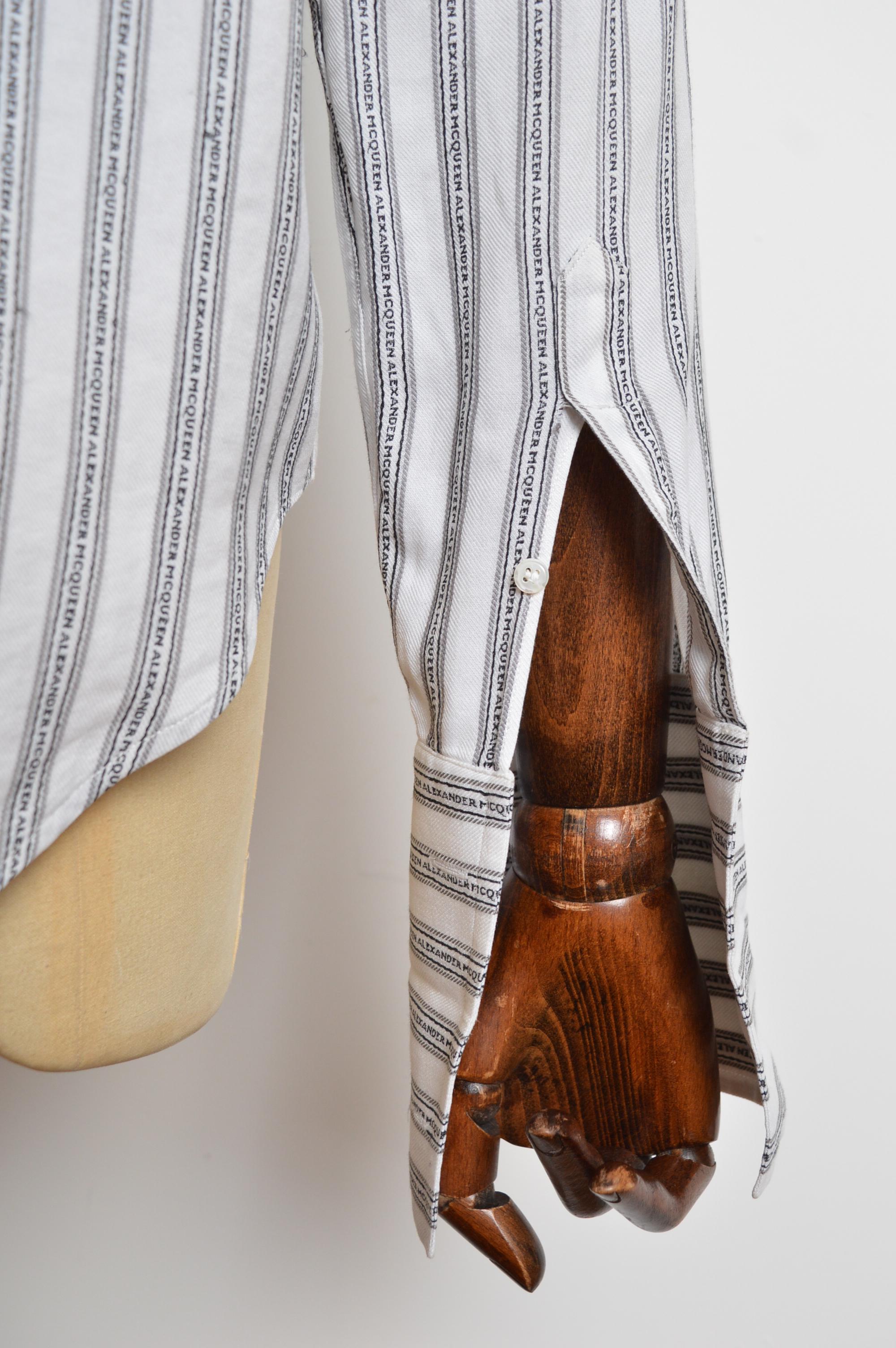 Calidad de museo Camisa de la firma Alexander McQueen a rayas con monograma C. 1997 en venta 7