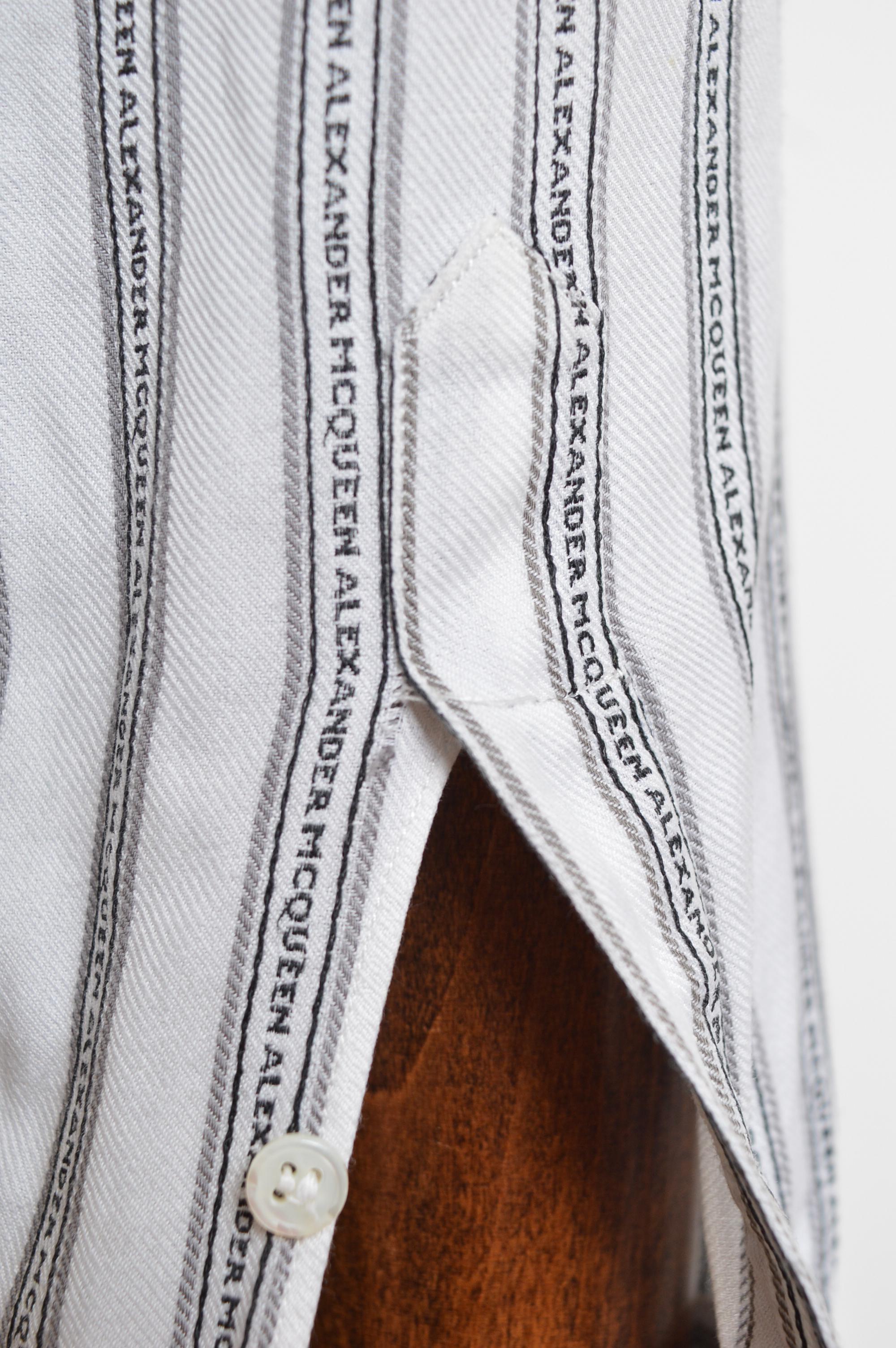 Calidad de museo Camisa de la firma Alexander McQueen a rayas con monograma C. 1997 en venta 8