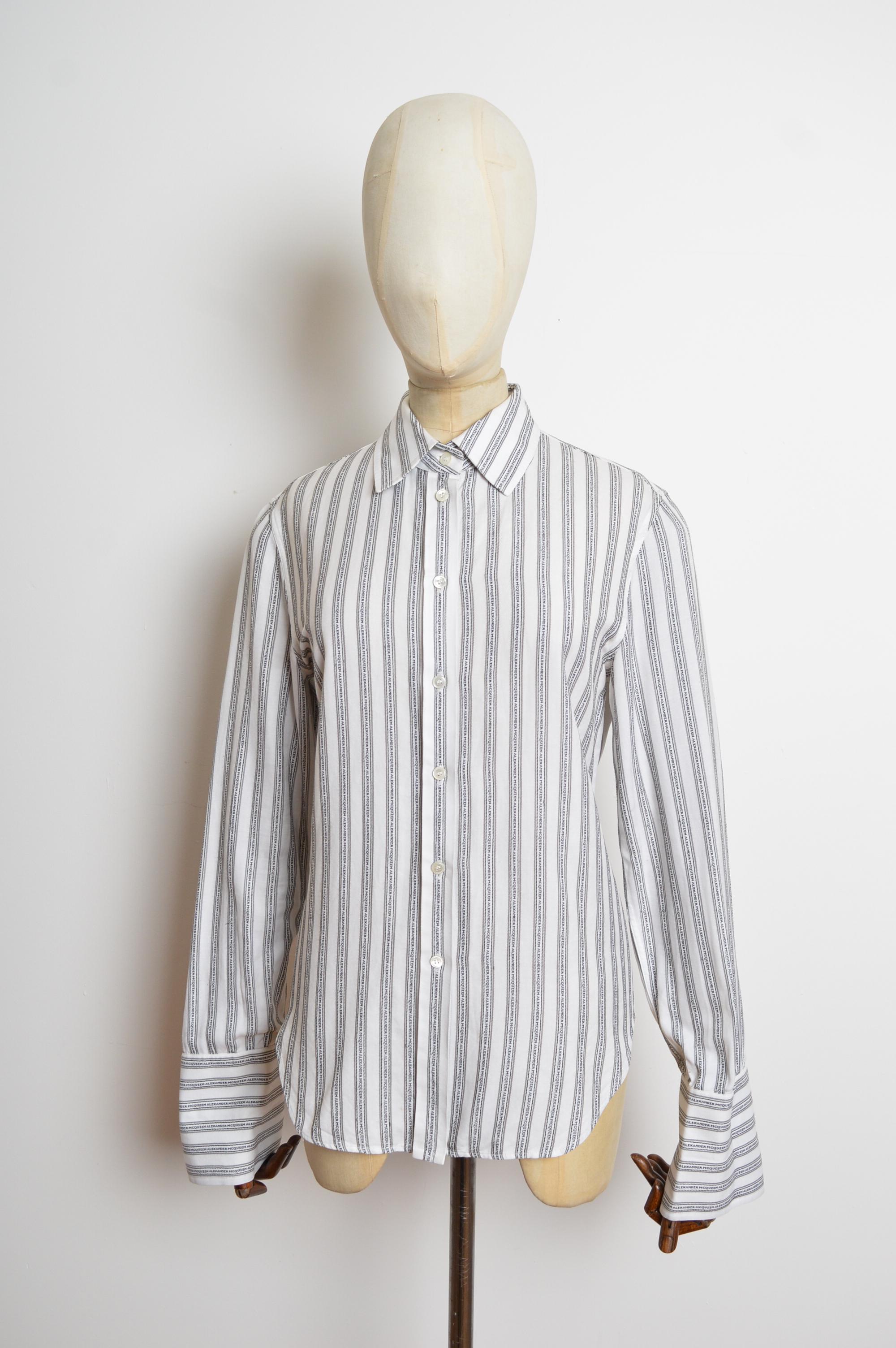 Una extraordinaria camisa a rayas con monograma Alexander McQueen de calidad de museo, con la firma repetida por toda la prenda. La prenda la pueden llevar Hombres o Mujeres.
Alrededor de 1997.
Talla; Recomendada U.K. 12 - también podrían llevarla