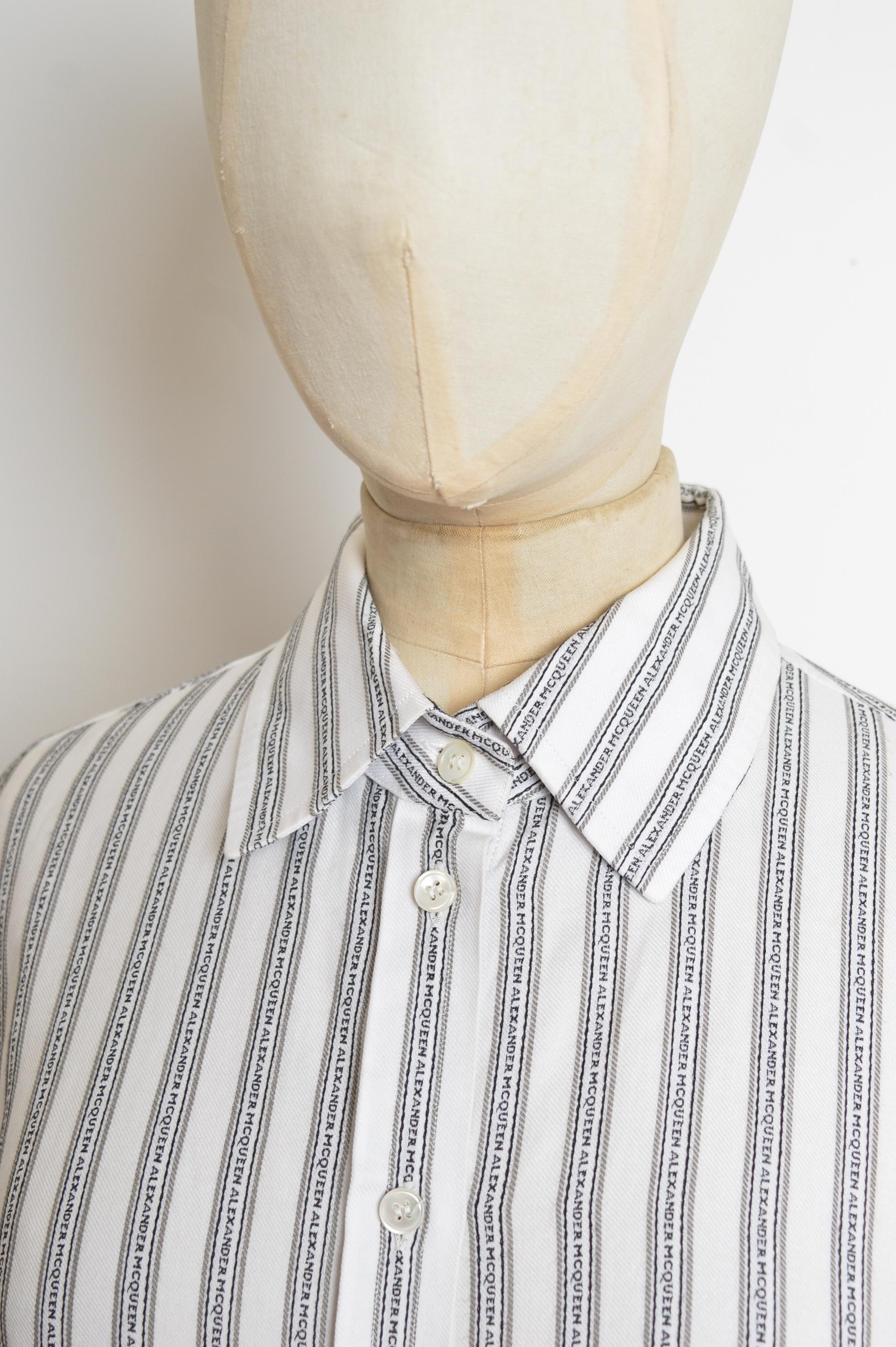 Calidad de museo Camisa de la firma Alexander McQueen a rayas con monograma C. 1997 Gris en venta