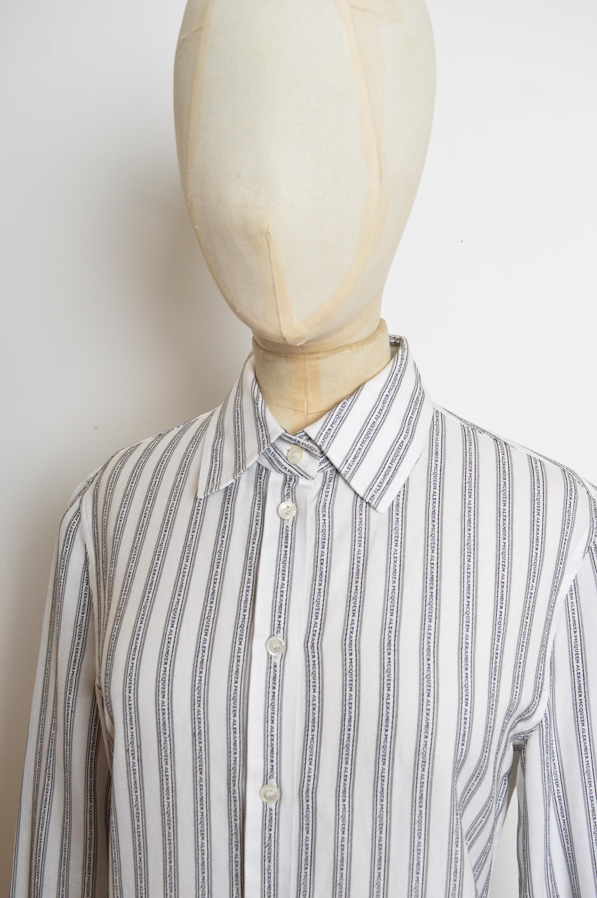 Calidad de museo Camisa de la firma Alexander McQueen a rayas con monograma C. 1997 en Bueno estado para la venta en Sheffield, GB