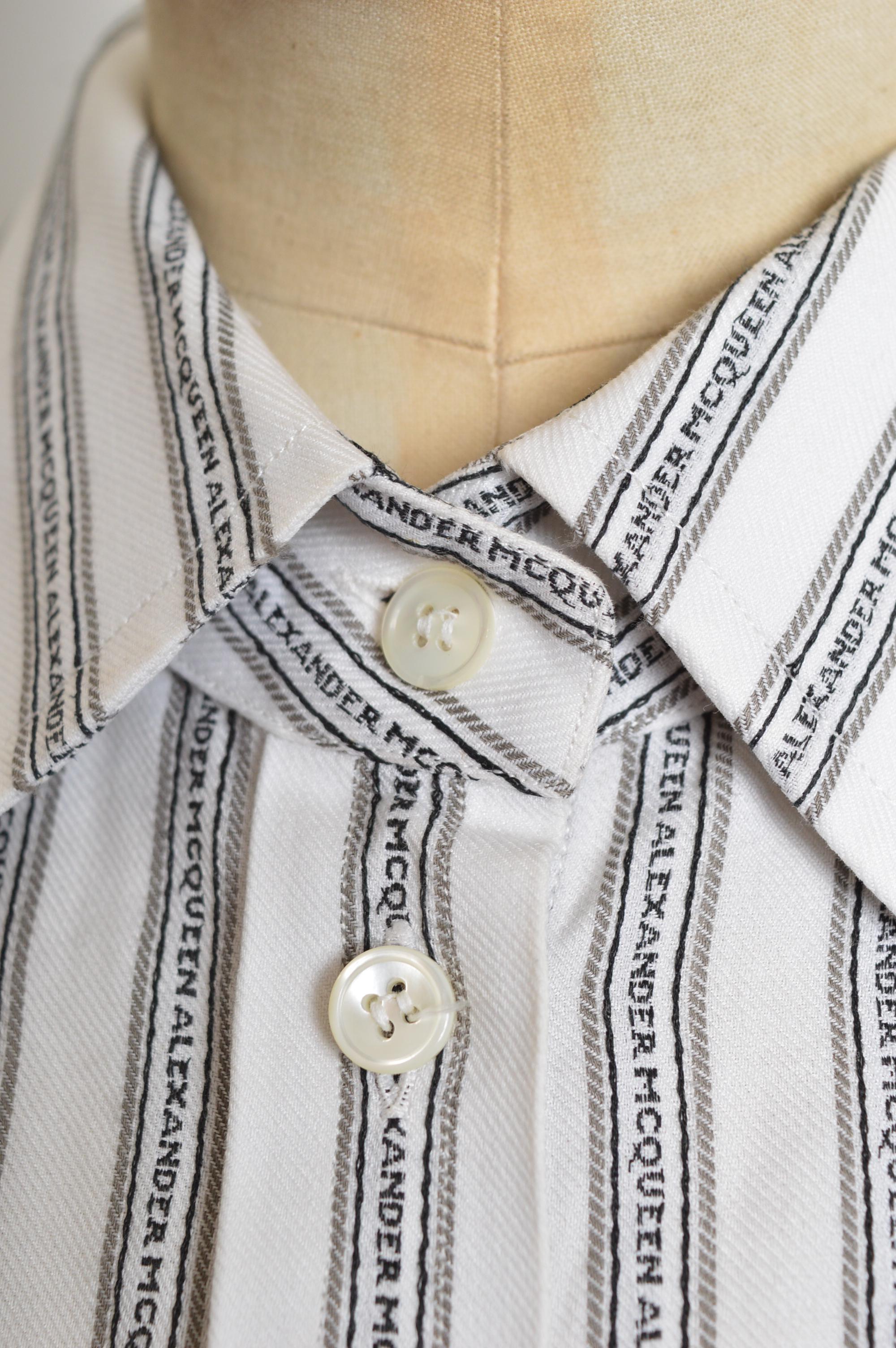 Femenino o masculino Calidad de museo Camisa de la firma Alexander McQueen a rayas con monograma C. 1997 en venta