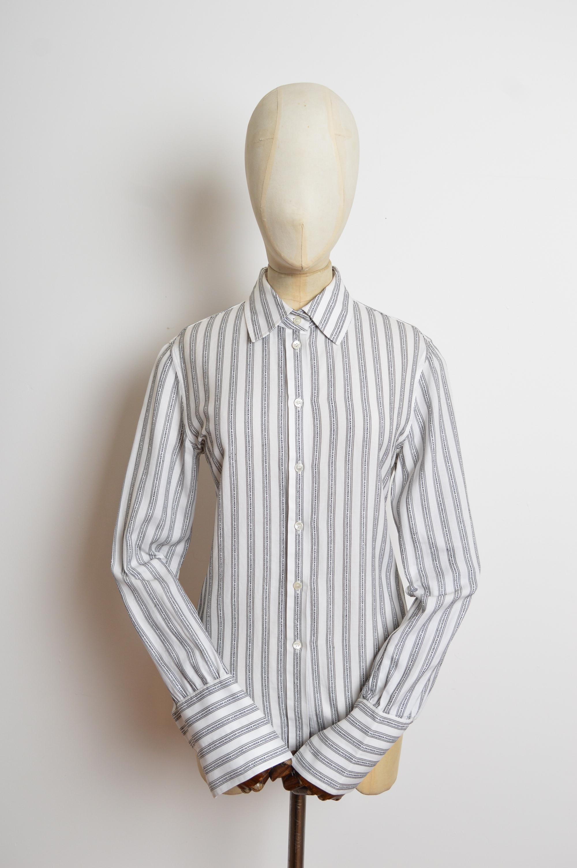 Calidad de museo Camisa de la firma Alexander McQueen a rayas con monograma C. 1997 en venta 1