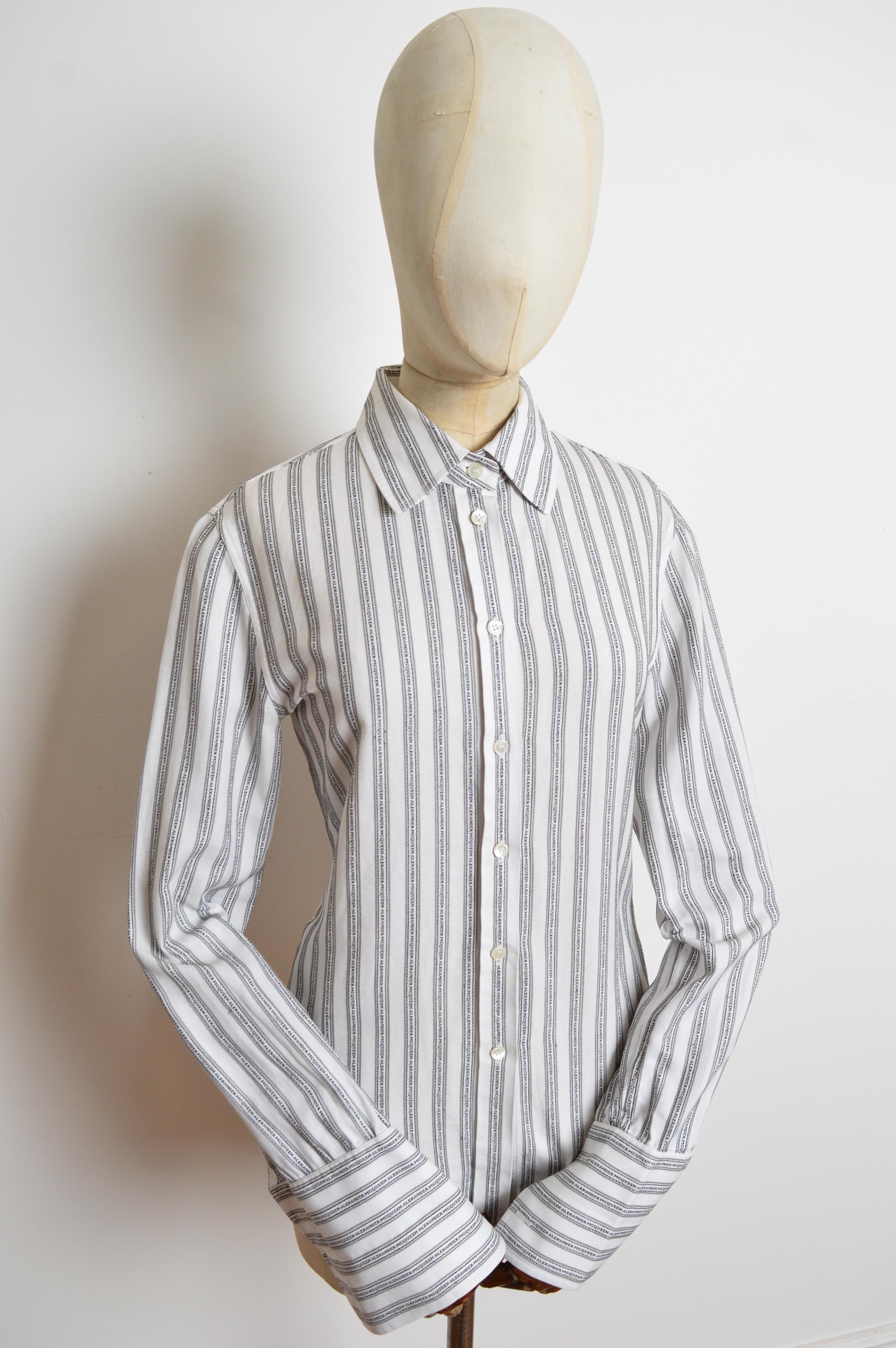 Calidad de museo Camisa de la firma Alexander McQueen a rayas con monograma C. 1997 en venta 2