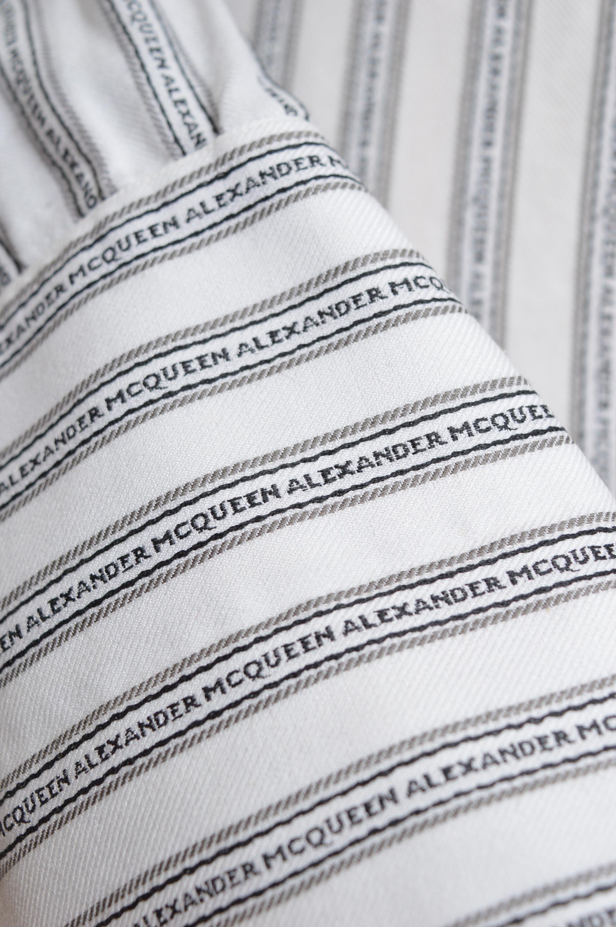 Calidad de museo Camisa de la firma Alexander McQueen a rayas con monograma C. 1997 en venta 3