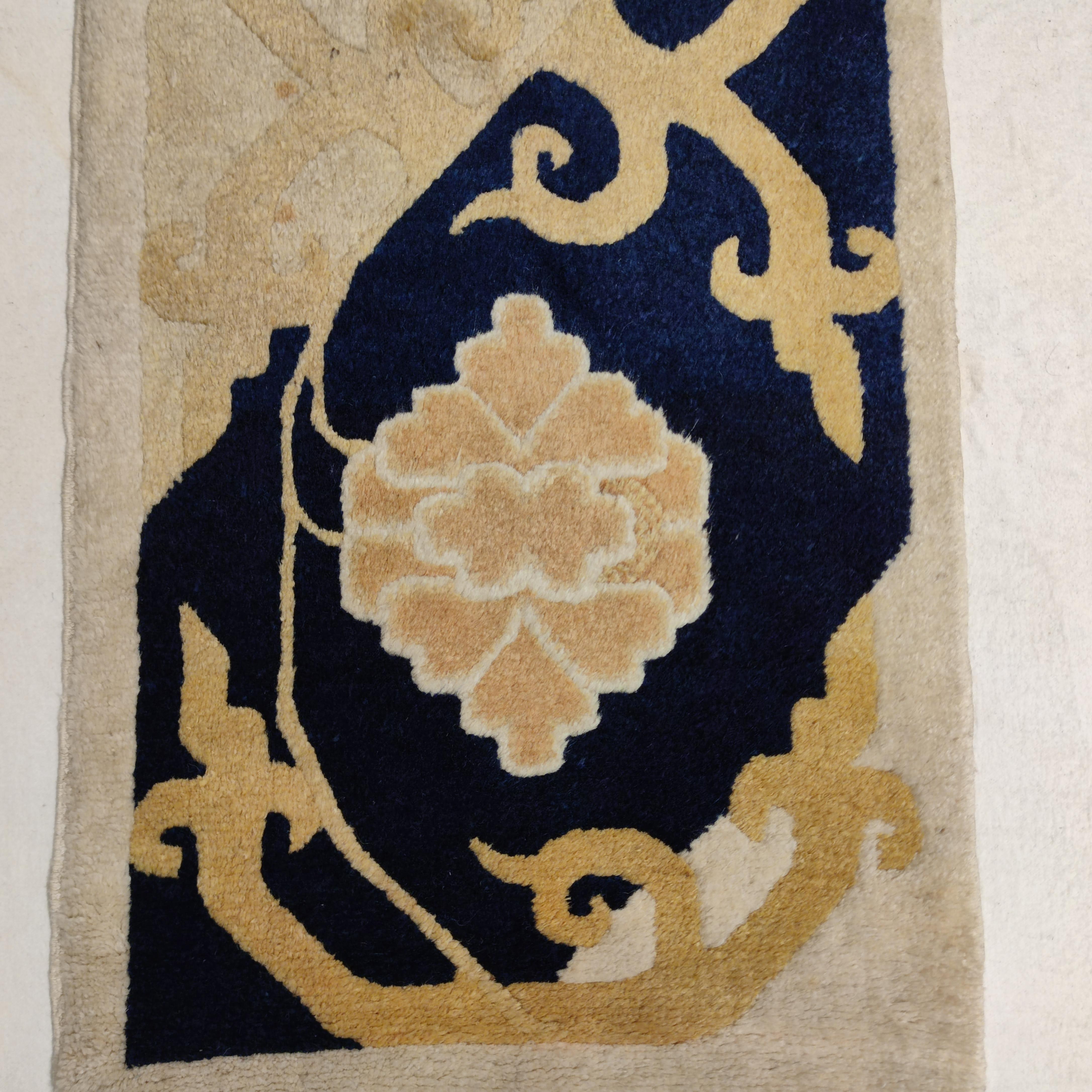 Alfombra de Pilar China Antigua de Calidad de Museo con Flores de Loto Ming en venta