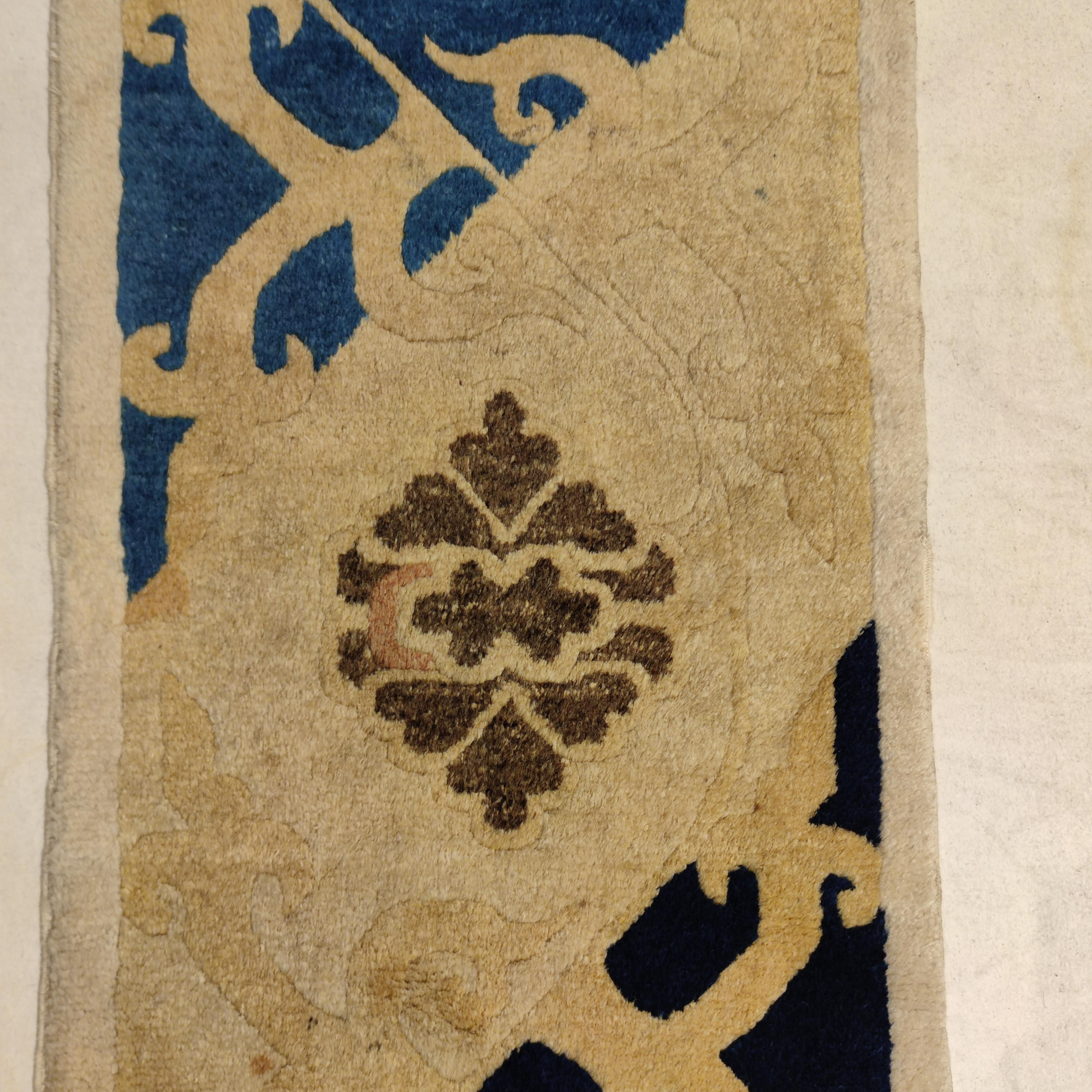 Alfombra de Pilar China Antigua de Calidad de Museo con Flores de Loto Chino en venta