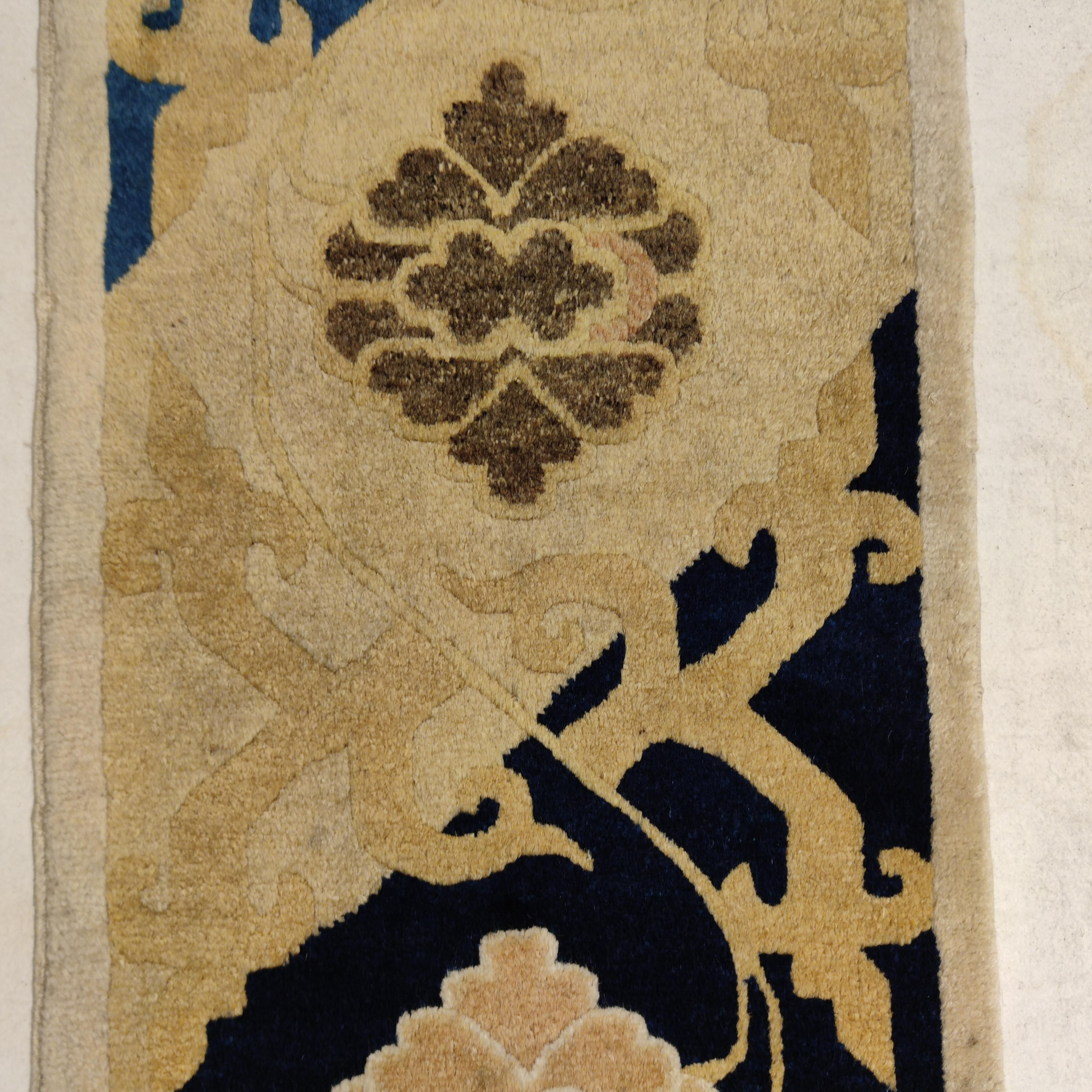 XIXe siècle Tapis à poils chinois ancien de qualité muséale avec fleurs de lotus en vente
