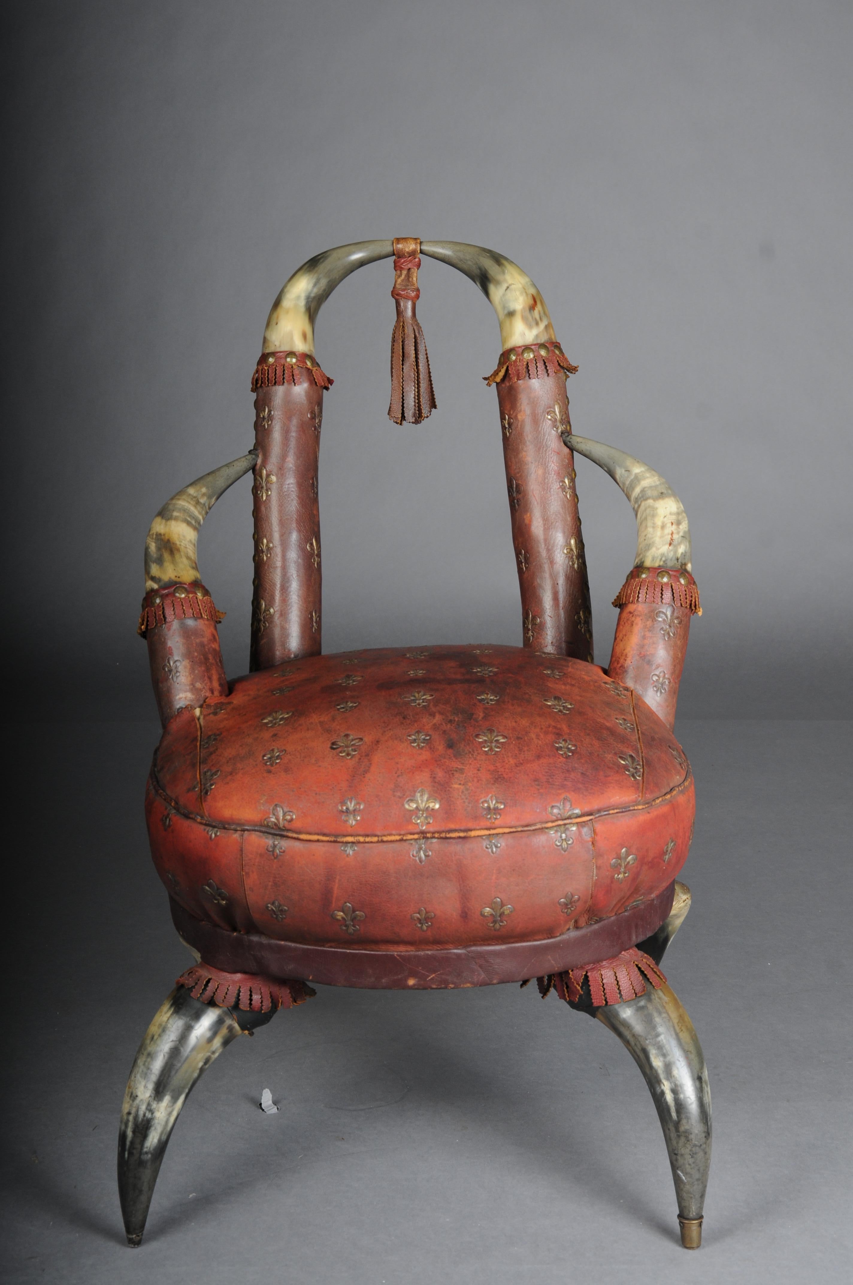 Museum-quality antique horn chair Victoria around 1870.

Extravagant antique horn chair, probably England.

Seat cover with spring core padding covered with genuine cowhide. Seat scattered with French lilies. An absolute highlight that is guaranteed