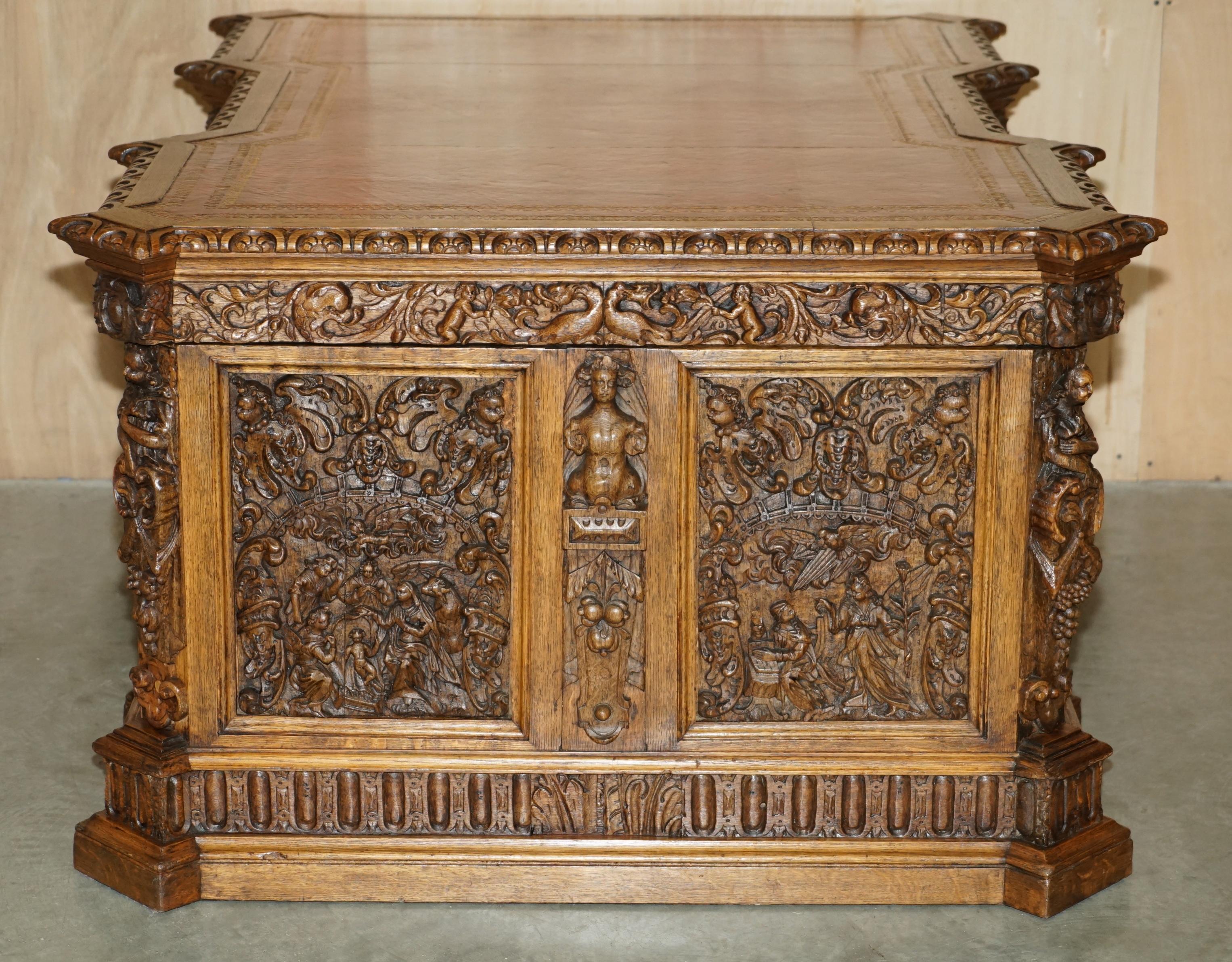 ESCRITORIO ANTiQUE DE CALIDAD MUSEO DEL SIGLO XVII TALLADO A MANO PANELES RELIGIOSOS en venta 2