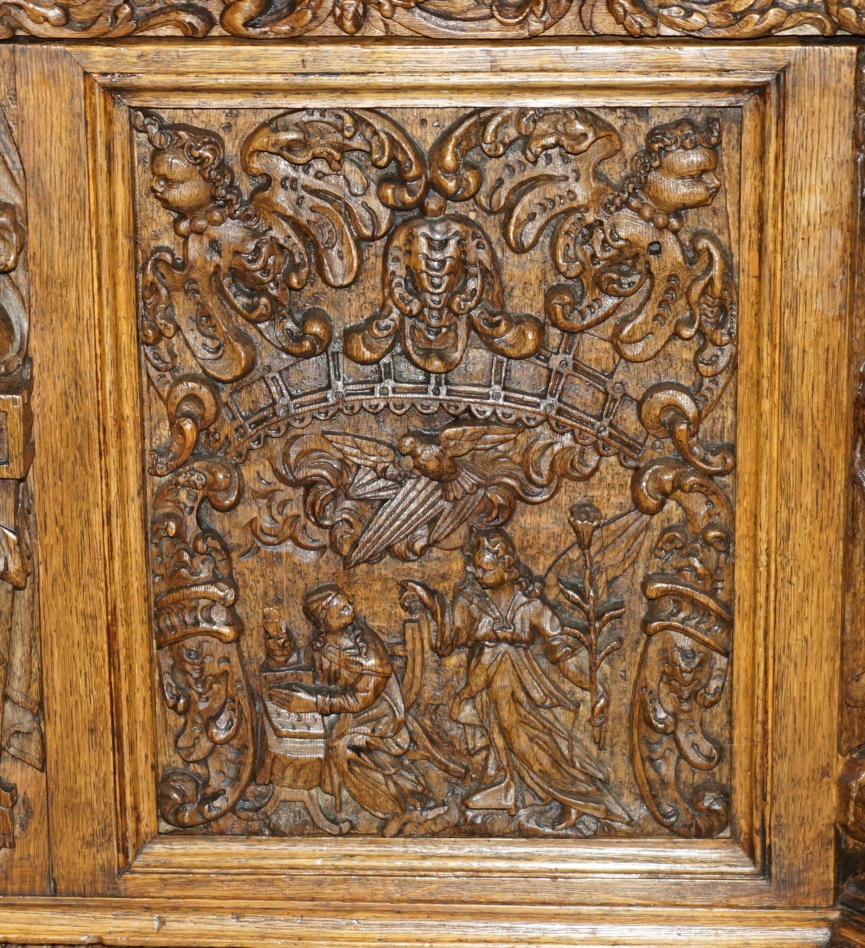 ESCRITORIO ANTiQUE DE CALIDAD MUSEO DEL SIGLO XVII TALLADO A MANO PANELES RELIGIOSOS en venta 4