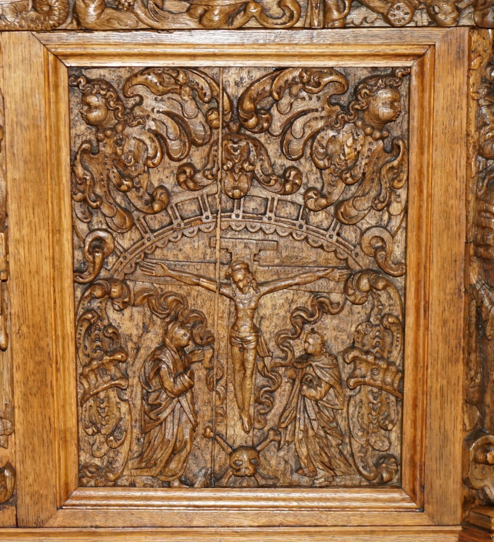 ESCRITORIO ANTiQUE DE CALIDAD MUSEO DEL SIGLO XVII TALLADO A MANO PANELES RELIGIOSOS en venta 12