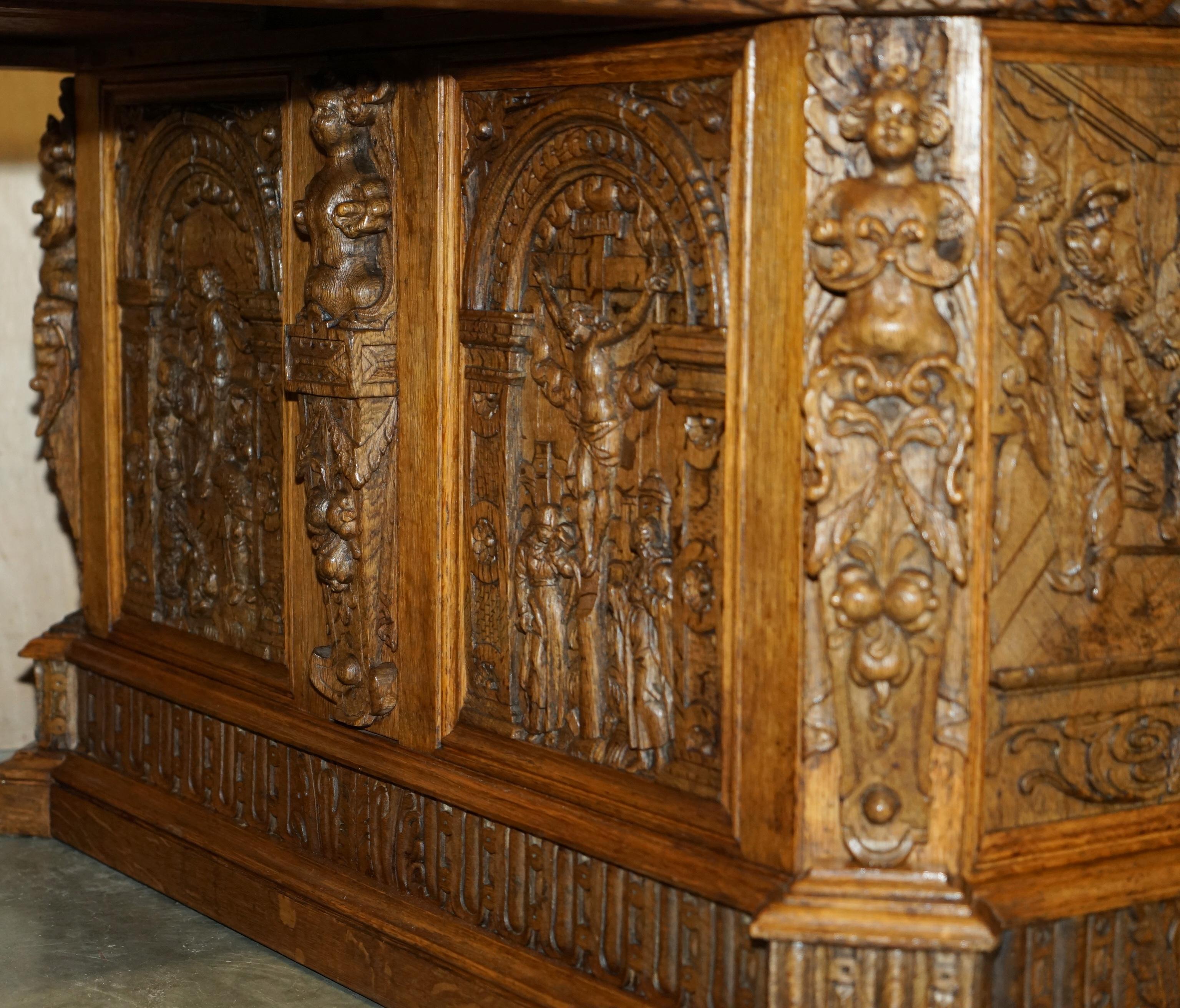 ESCRITORIO ANTiQUE DE CALIDAD MUSEO DEL SIGLO XVII TALLADO A MANO PANELES RELIGIOSOS Cuero en venta