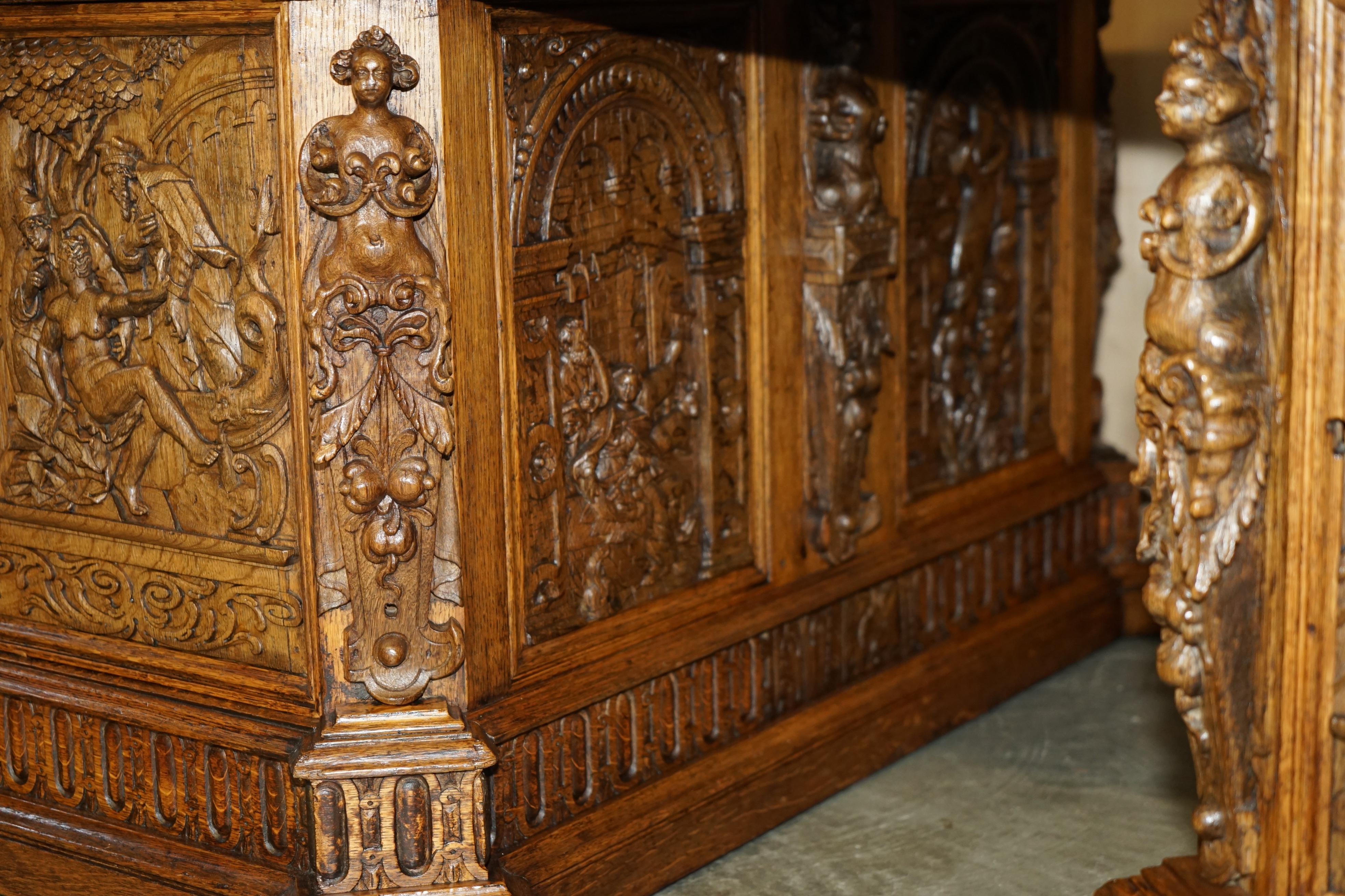 ESCRITORIO ANTiQUE DE CALIDAD MUSEO DEL SIGLO XVII TALLADO A MANO PANELES RELIGIOSOS en venta 1