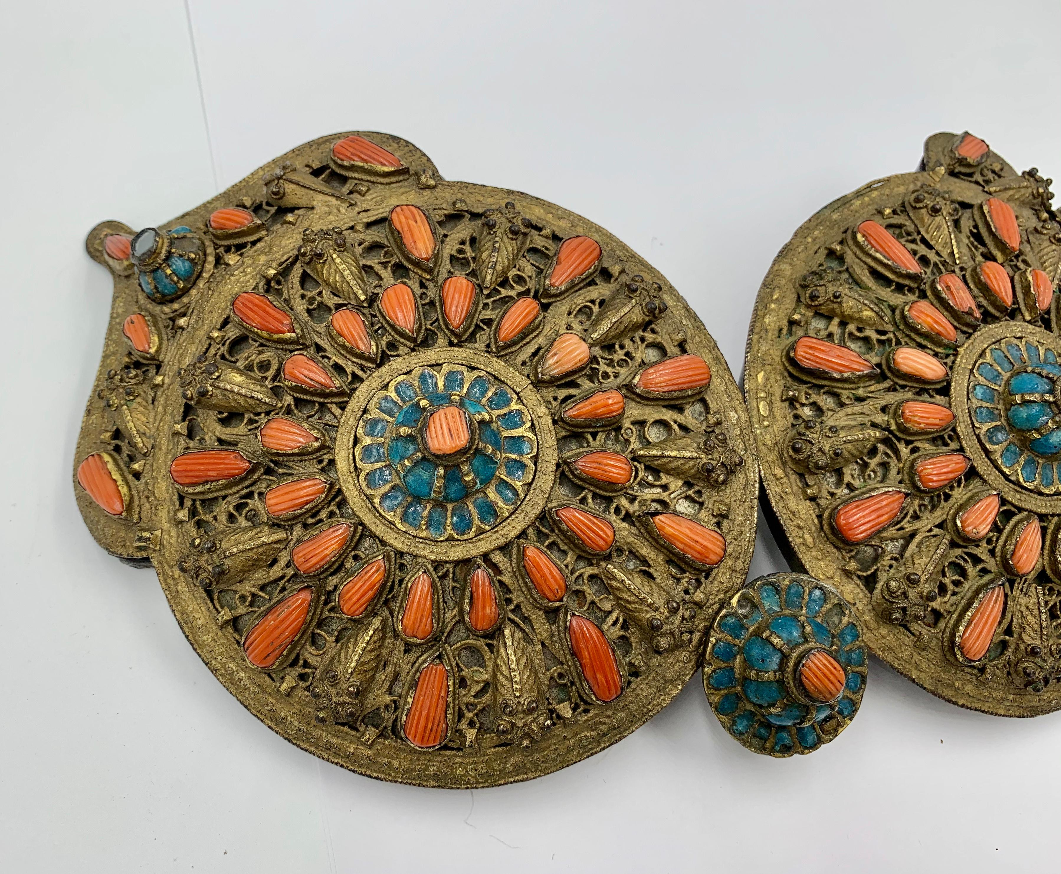 Taille cabochon Boucle d'oreille ancienne de qualité musée Saframpolis Safranbolu grecque corail émaillé en vente