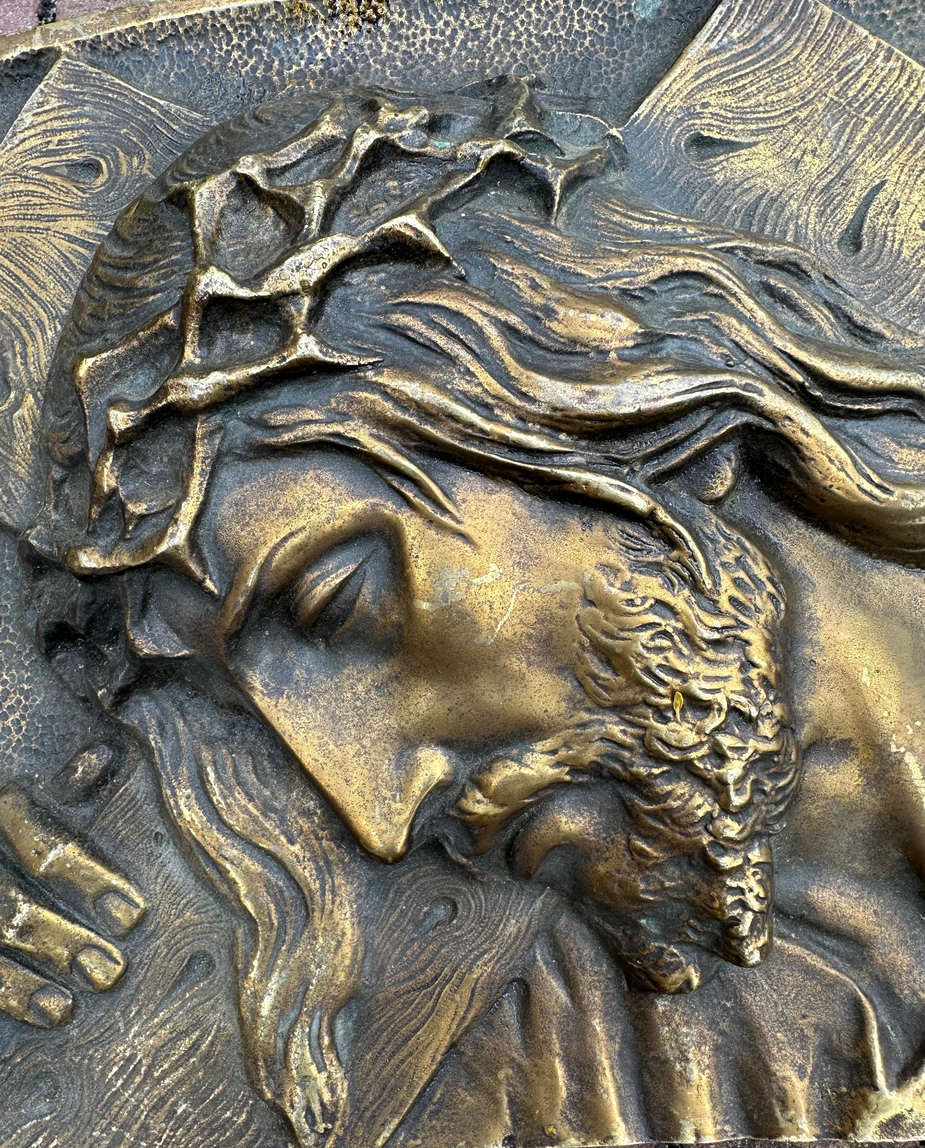 Bronze-Wandtafel-Skulptur Christus in Museumsqualität „Jesus transportiert das Kreuz“ im Angebot 6